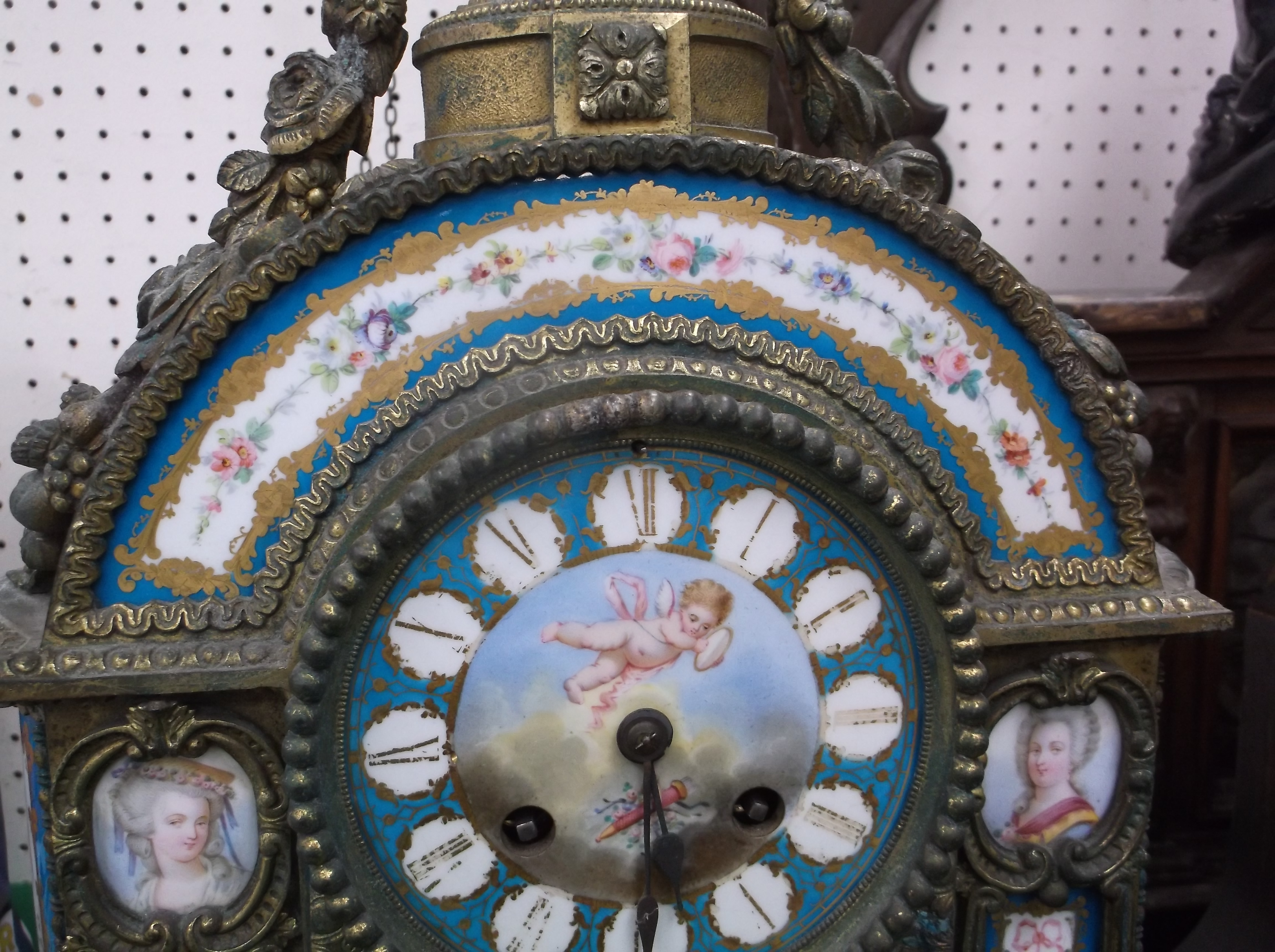 A 19th Century French gilt brass cased mantel clock set with hand-painted Sèvres style porcelain - Image 10 of 28