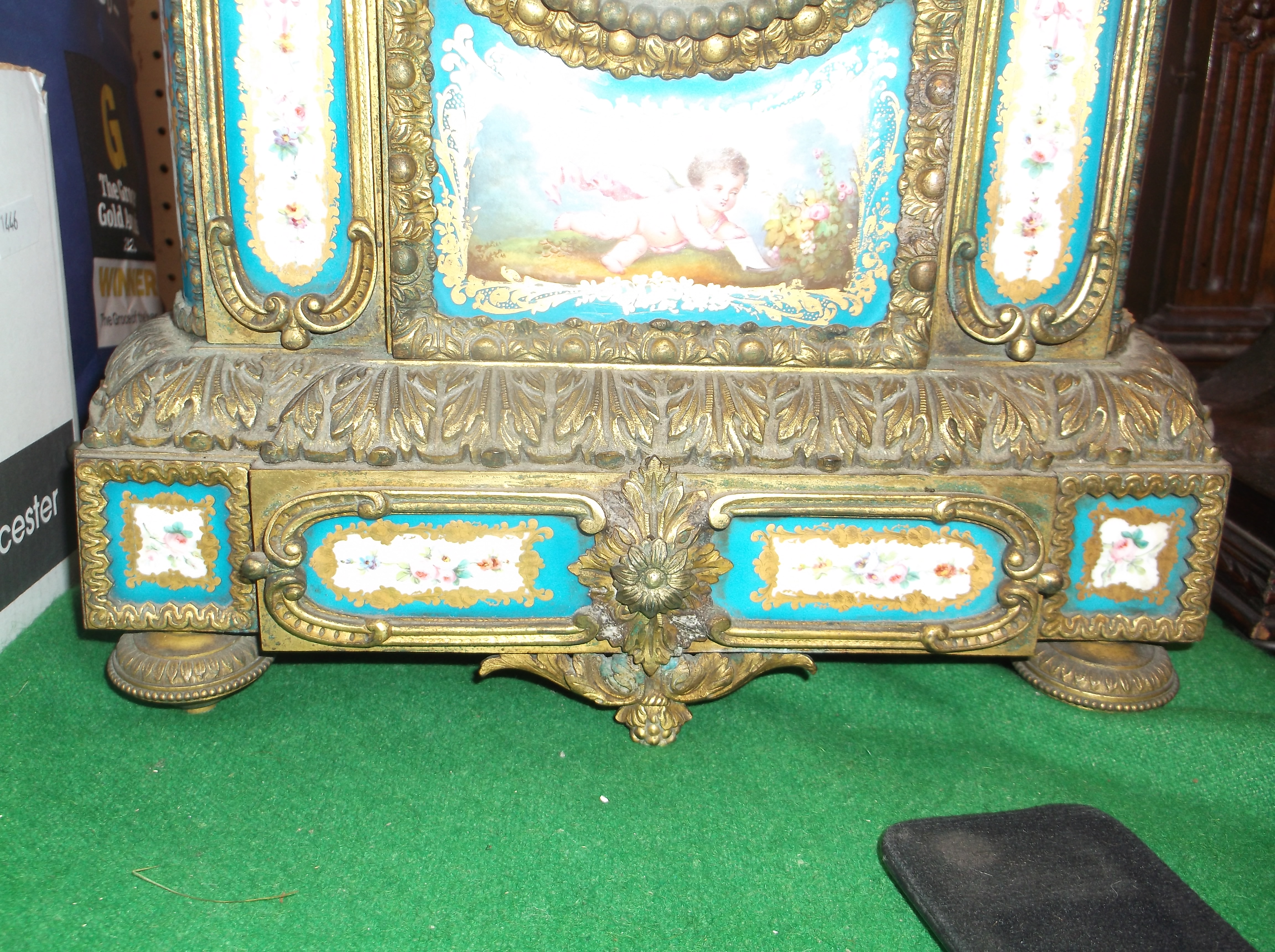 A 19th Century French gilt brass cased mantel clock set with hand-painted Sèvres style porcelain - Image 15 of 28