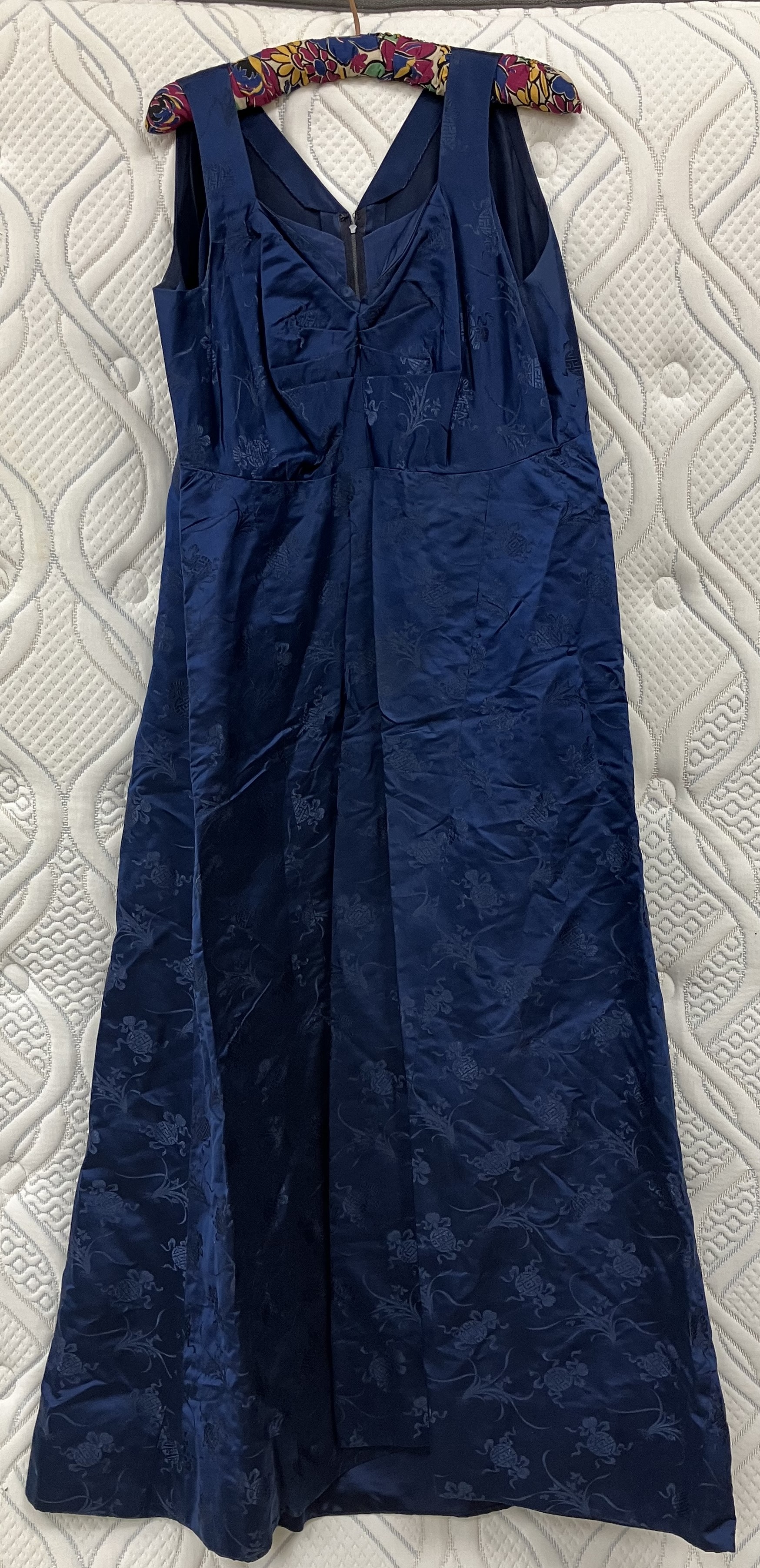 A mid-20th Century silk dress with matching jacket in blue, dress approx. 100 cm, approx. - Image 11 of 70