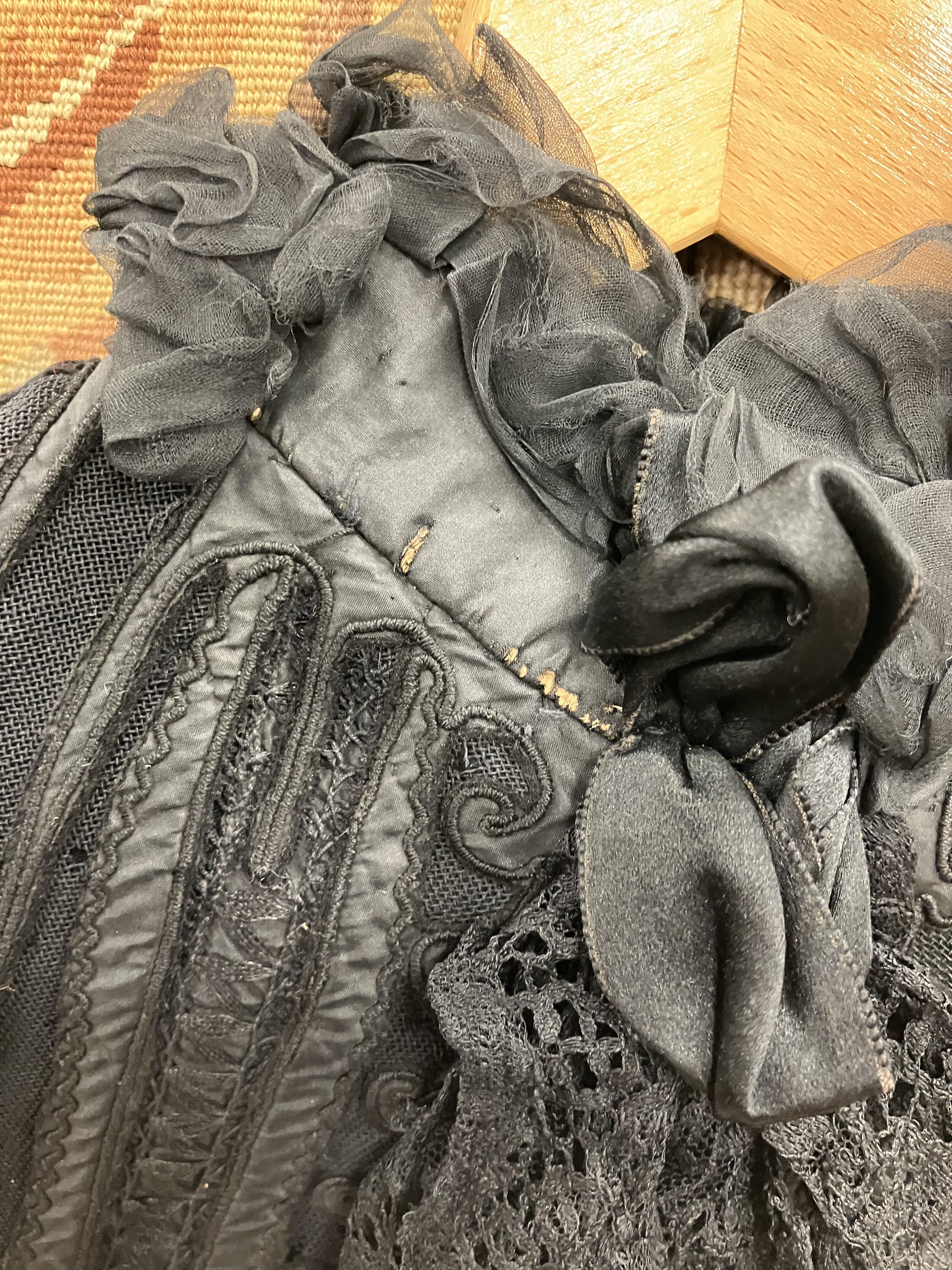 A Victorian mourning cape with applique decoration and lace edge together with a Victorian style - Image 114 of 115