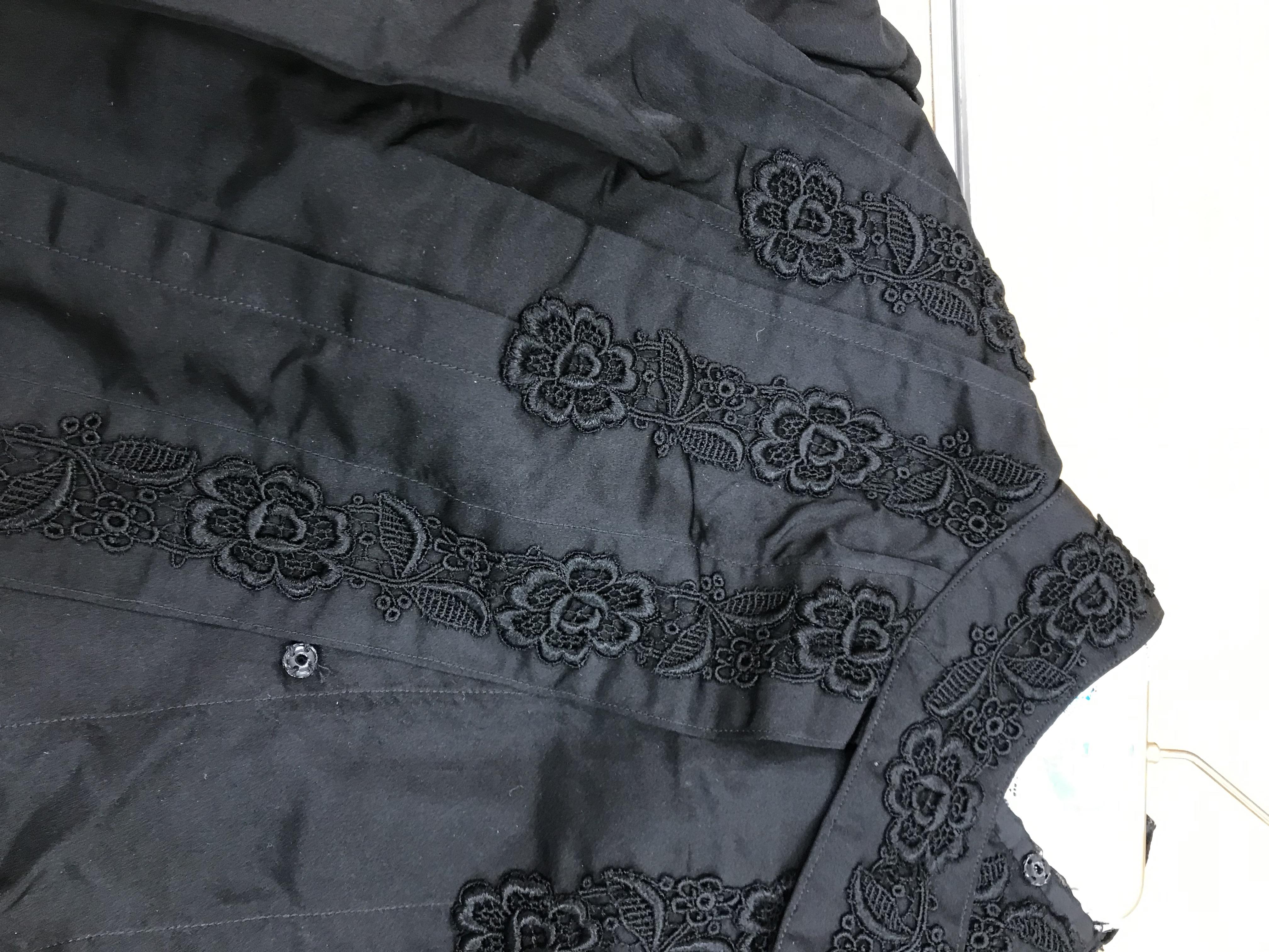 A Victorian mourning cape with applique decoration and lace edge together with a Victorian style - Image 17 of 115