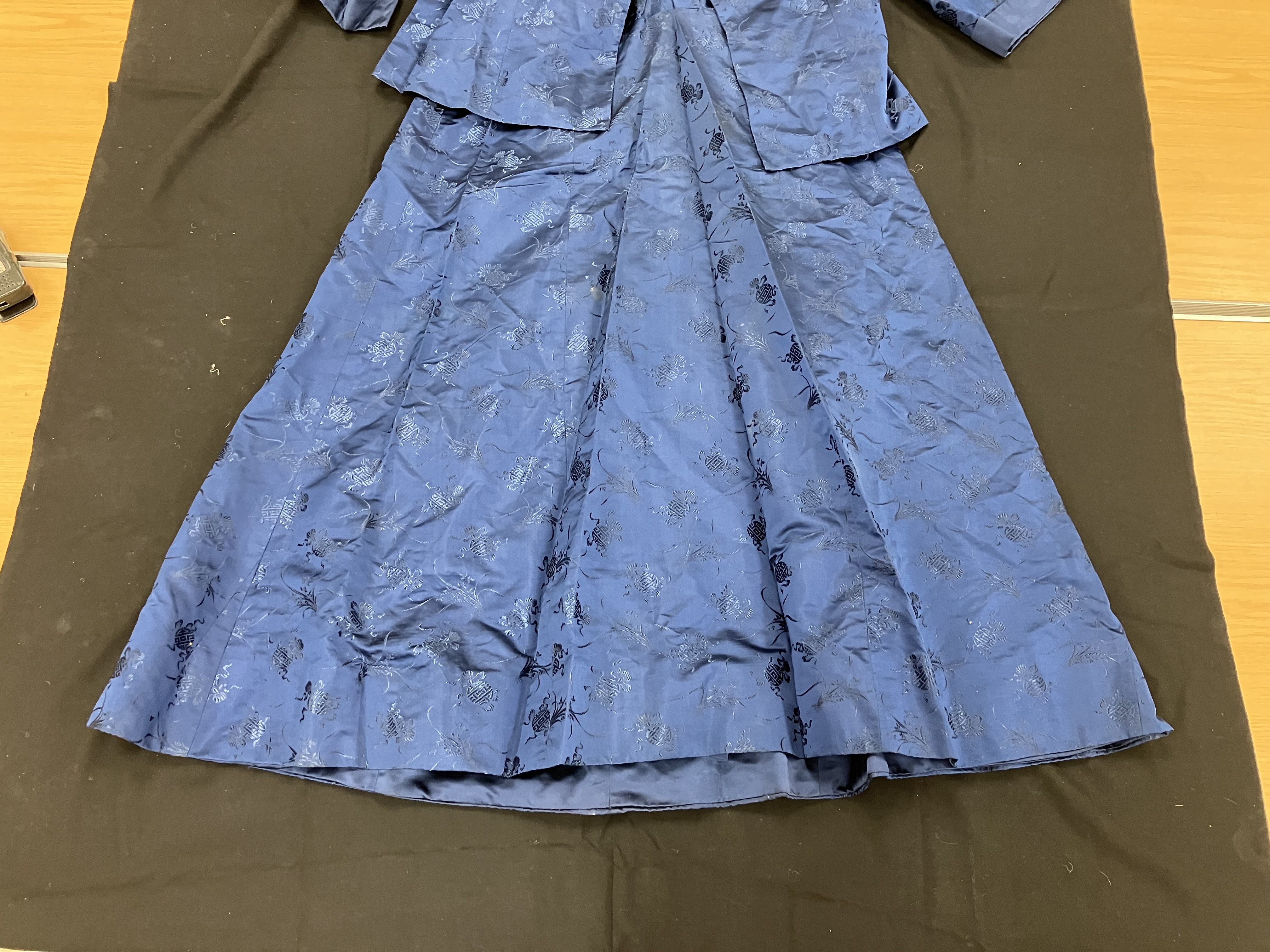 A mid-20th Century silk dress with matching jacket in blue, dress approx. 100 cm, approx. - Image 5 of 70