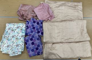 A box containing various mid 20th Century bedding to include a pair of 1970s purple patterned