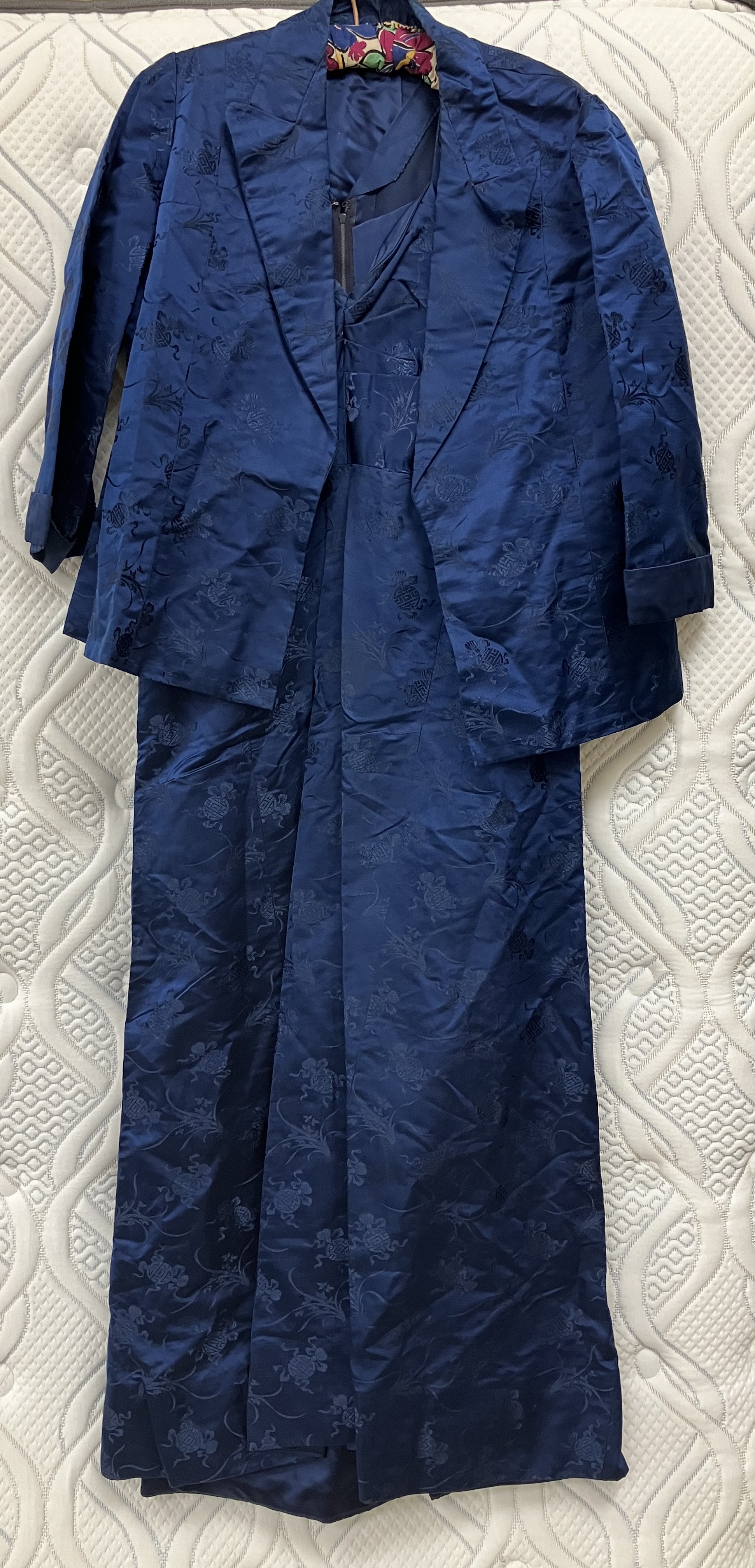 A mid-20th Century silk dress with matching jacket in blue, dress approx. 100 cm, approx. - Image 12 of 70