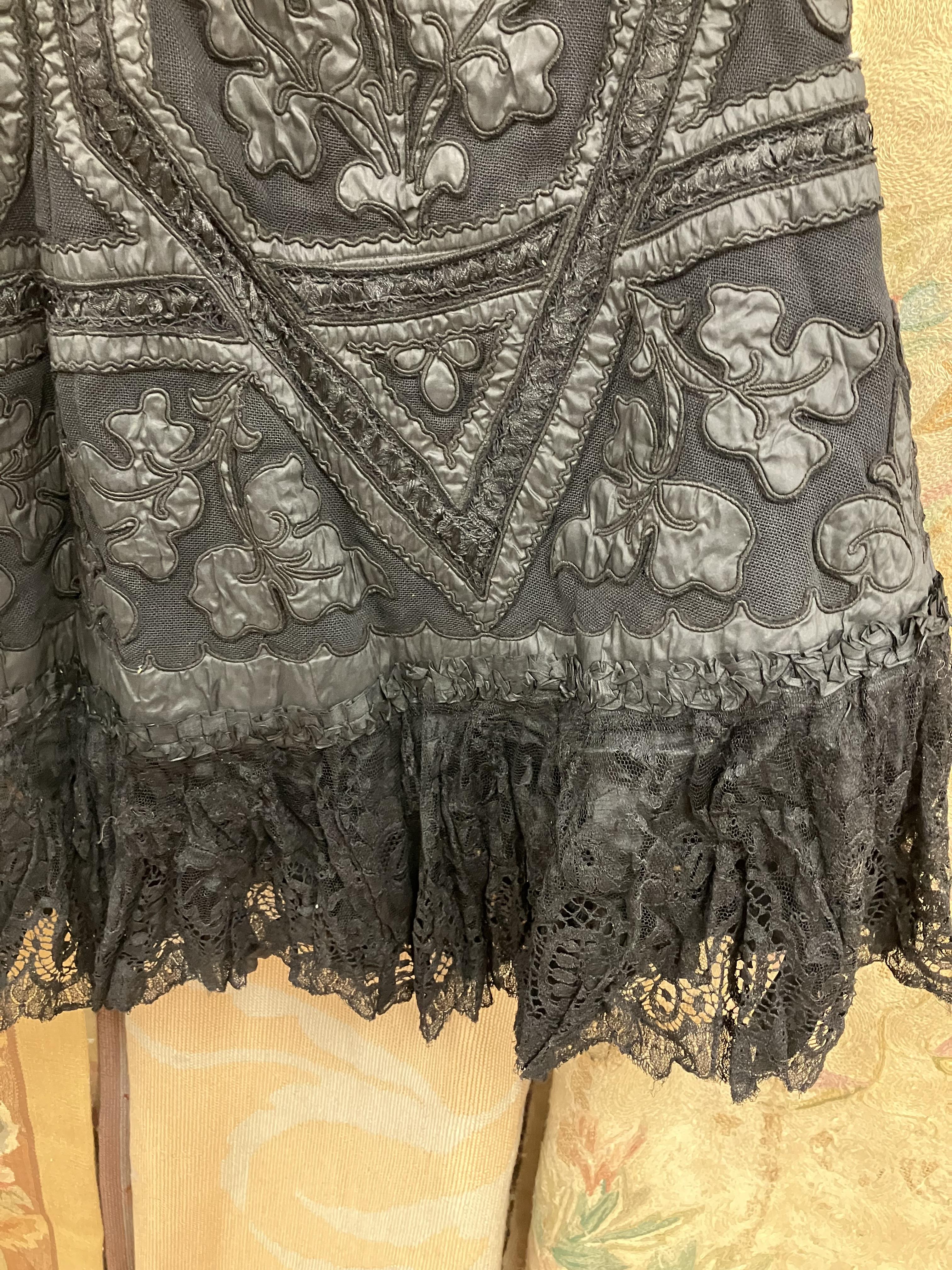 A Victorian mourning cape with applique decoration and lace edge together with a Victorian style - Image 87 of 115