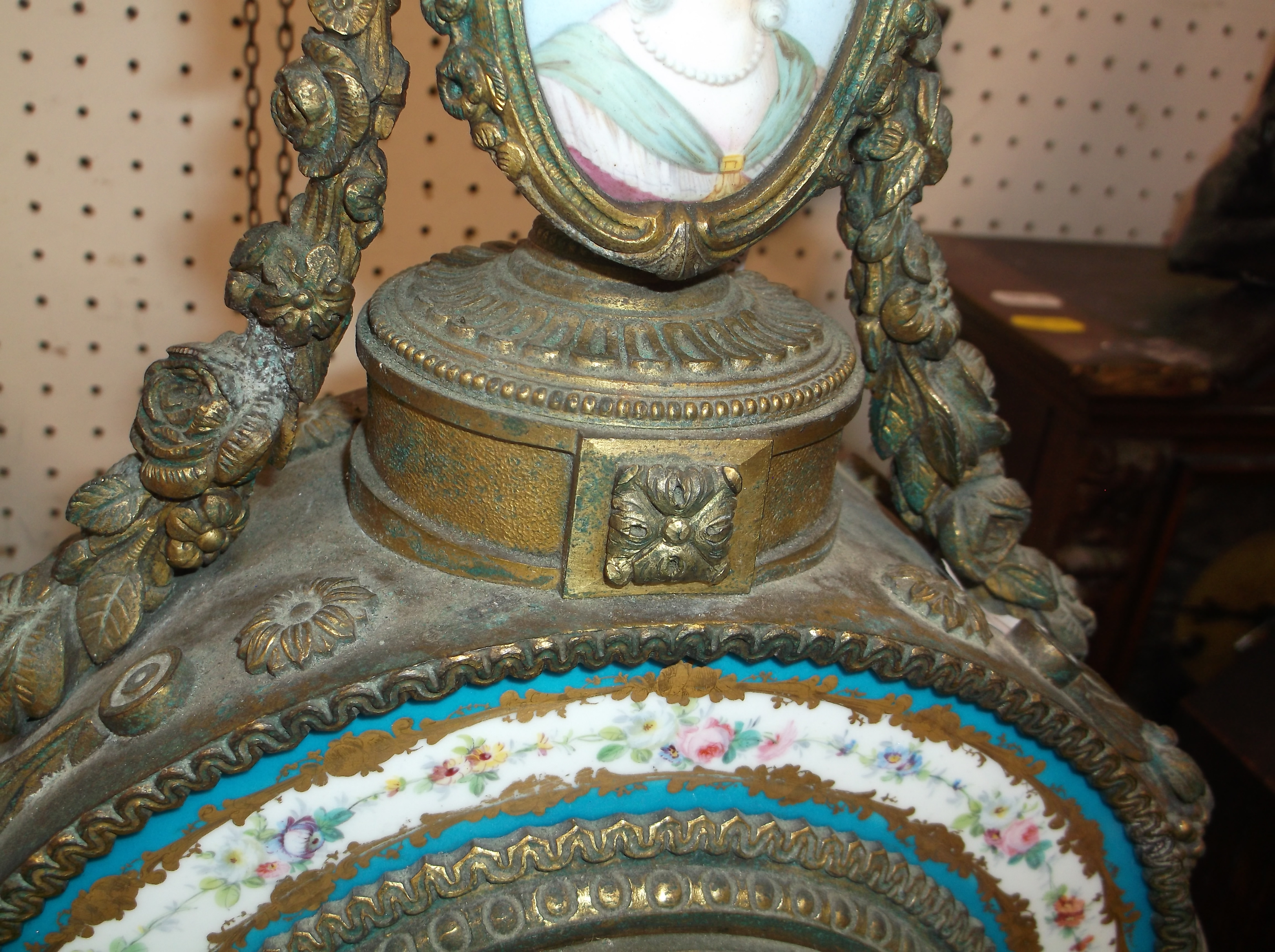 A 19th Century French gilt brass cased mantel clock set with hand-painted Sèvres style porcelain - Image 7 of 28