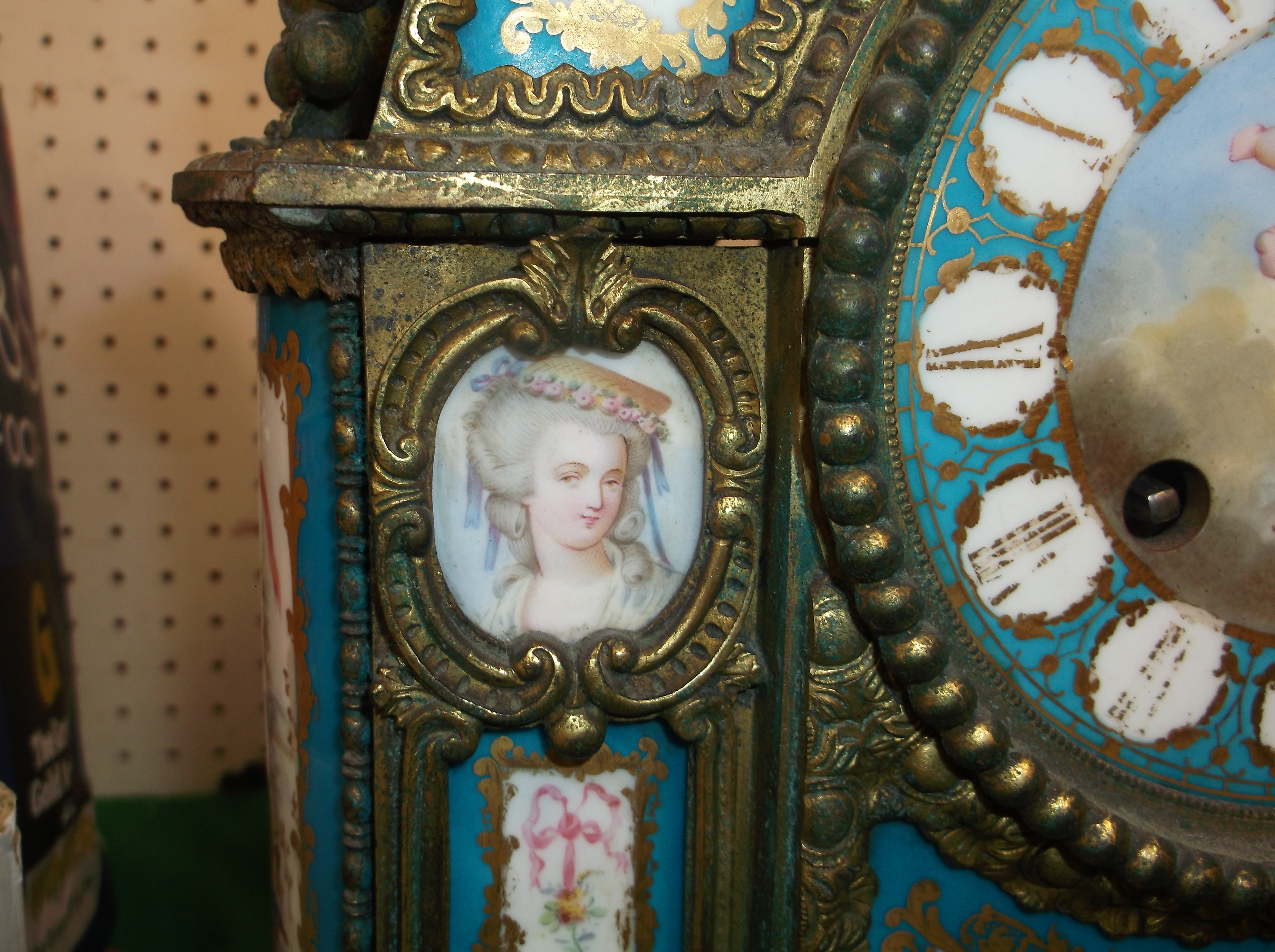 A 19th Century French gilt brass cased mantel clock set with hand-painted Sèvres style porcelain - Image 13 of 28