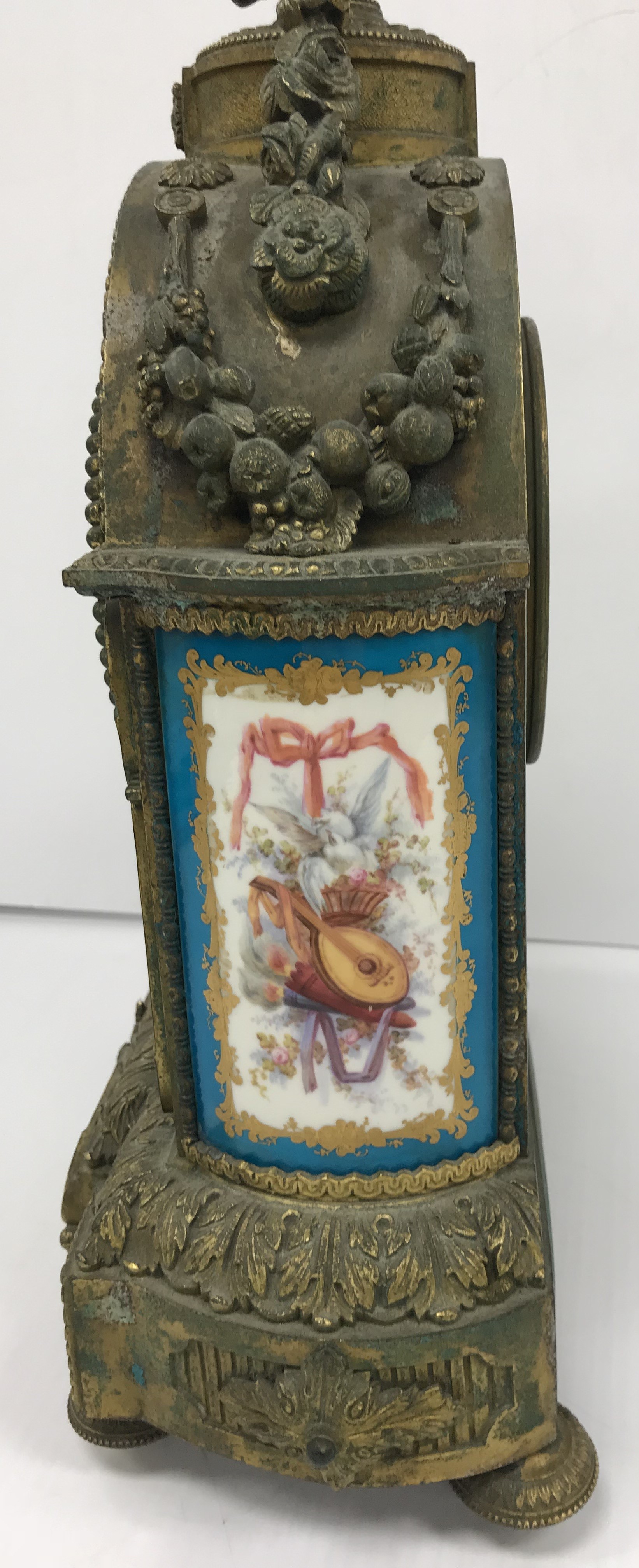 A 19th Century French gilt brass cased mantel clock set with hand-painted Sèvres style porcelain - Image 3 of 28