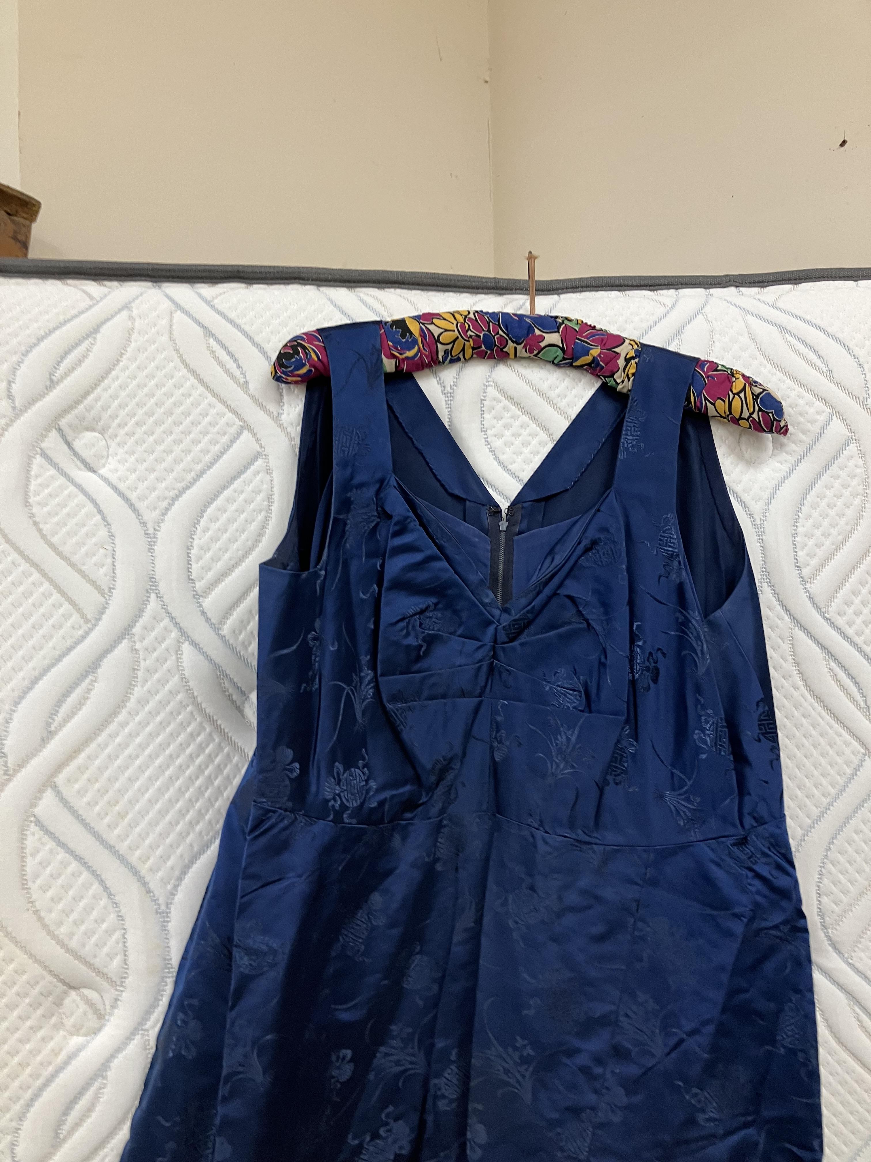 A mid-20th Century silk dress with matching jacket in blue, dress approx. 100 cm, approx. - Image 9 of 70