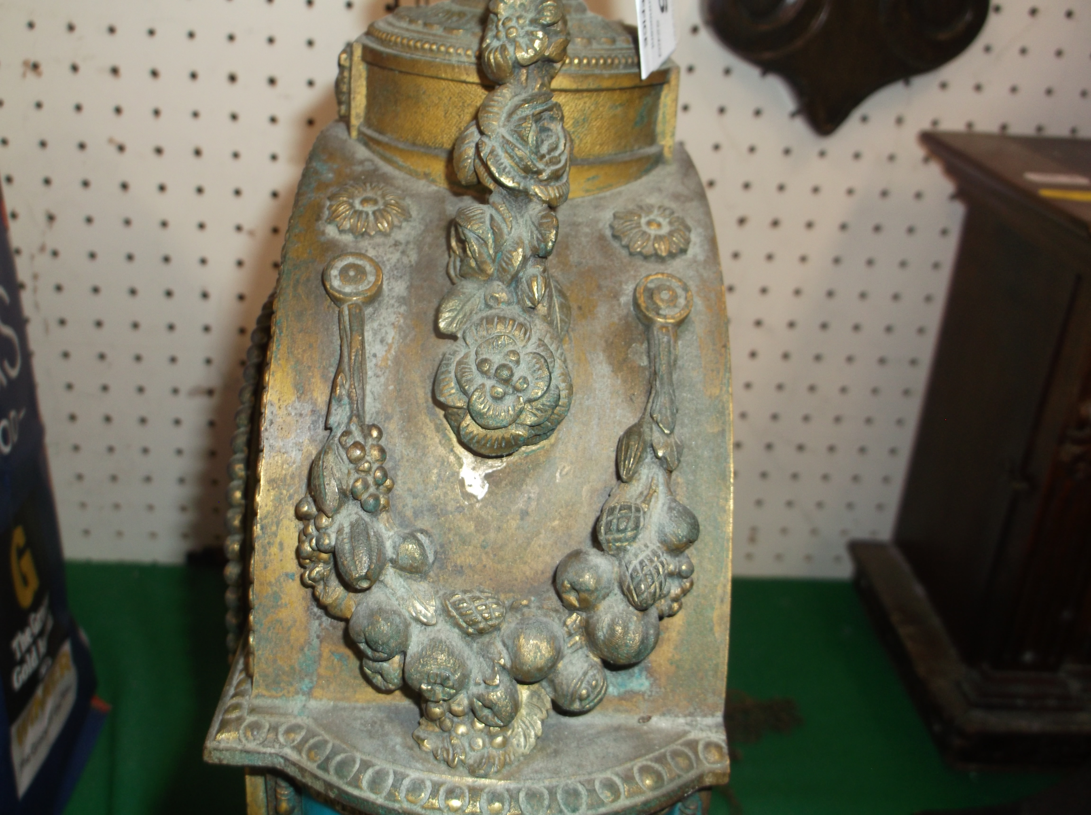 A 19th Century French gilt brass cased mantel clock set with hand-painted Sèvres style porcelain - Image 21 of 28