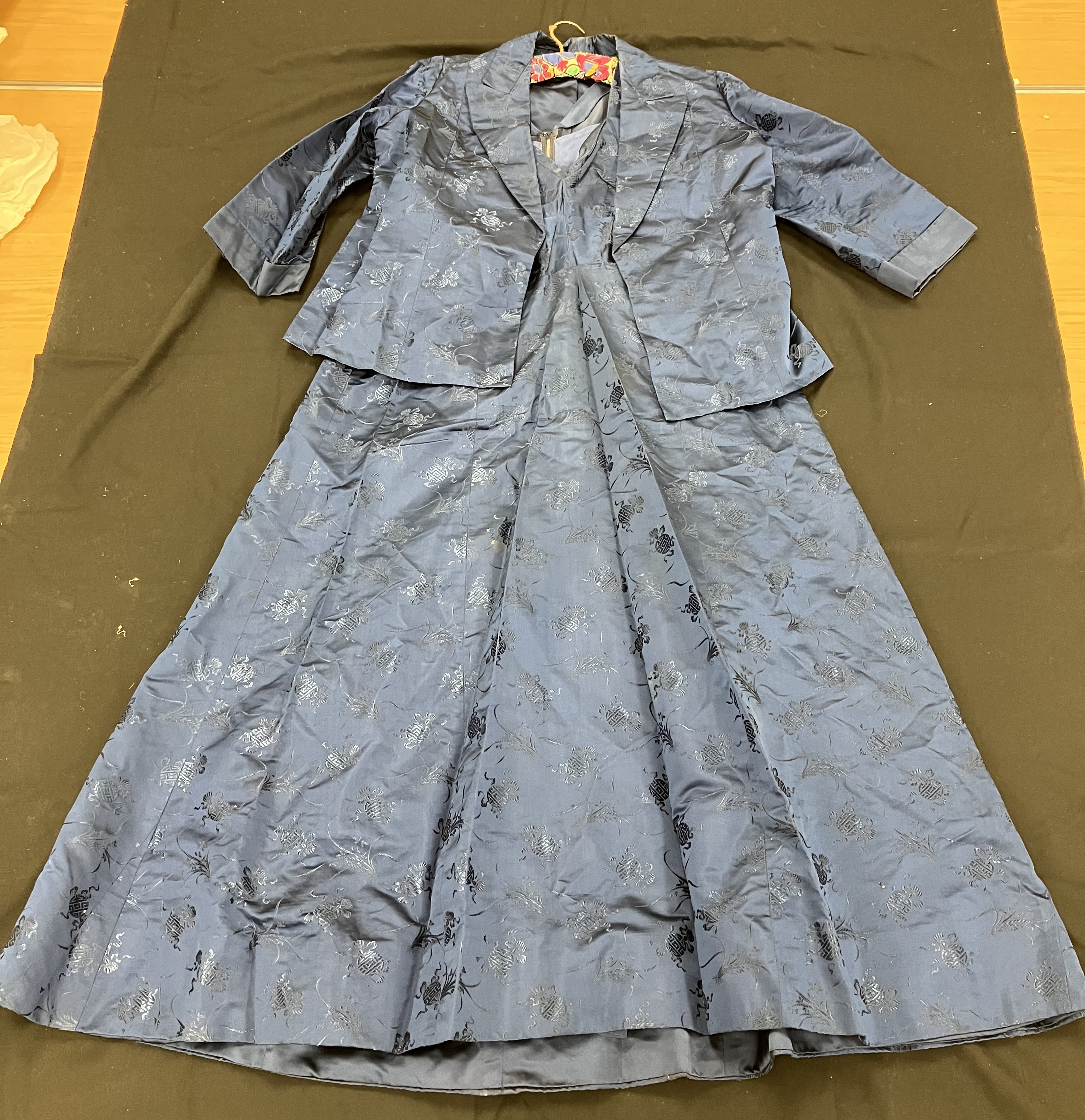 A mid-20th Century silk dress with matching jacket in blue, dress approx. 100 cm, approx.