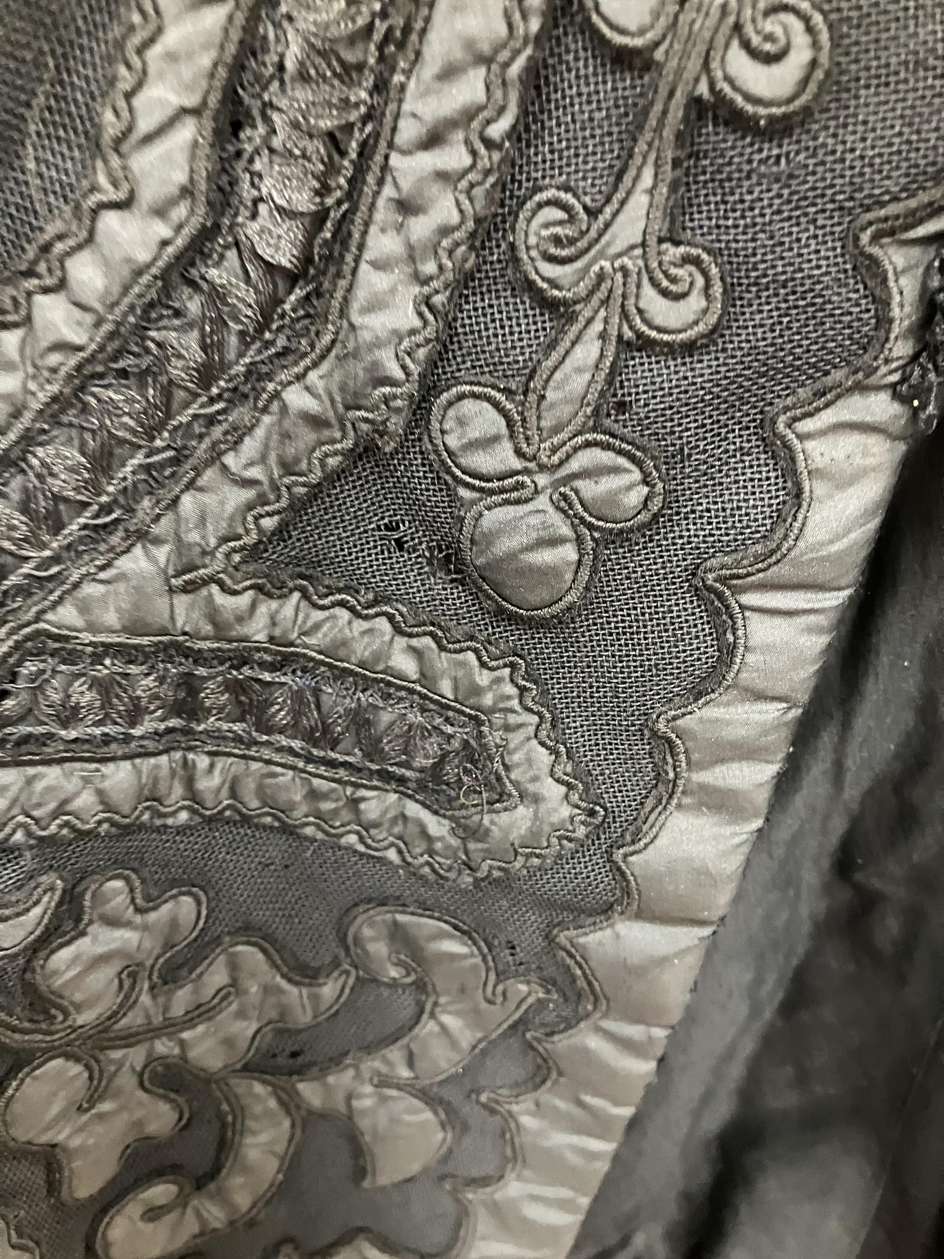 A Victorian mourning cape with applique decoration and lace edge together with a Victorian style - Image 109 of 115