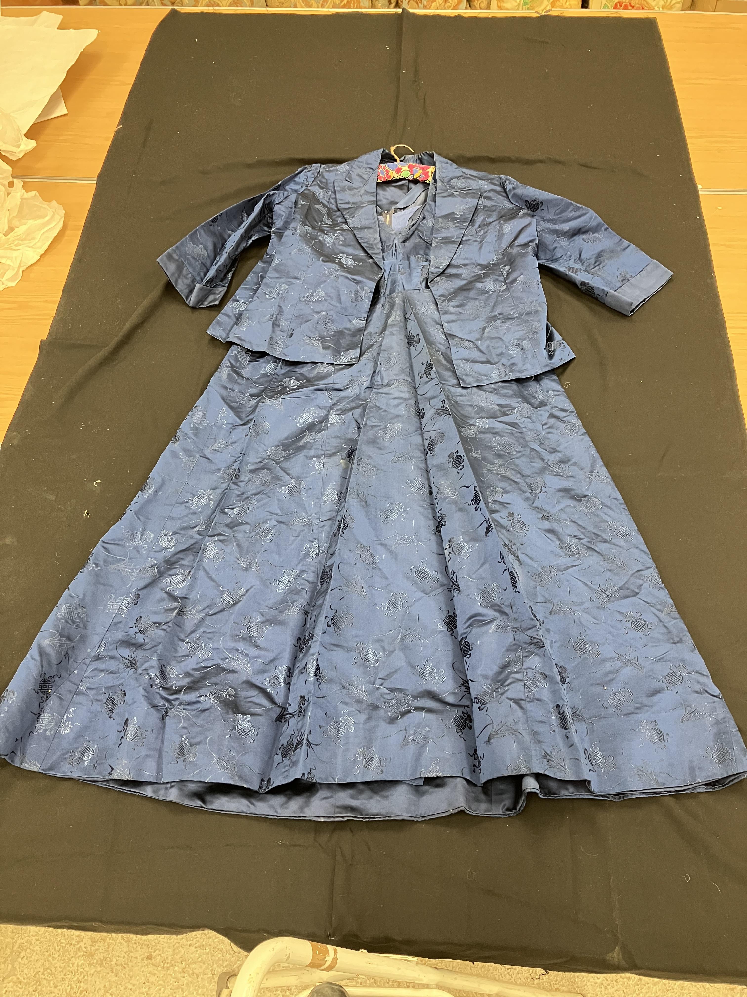 A mid-20th Century silk dress with matching jacket in blue, dress approx. 100 cm, approx. - Image 3 of 70