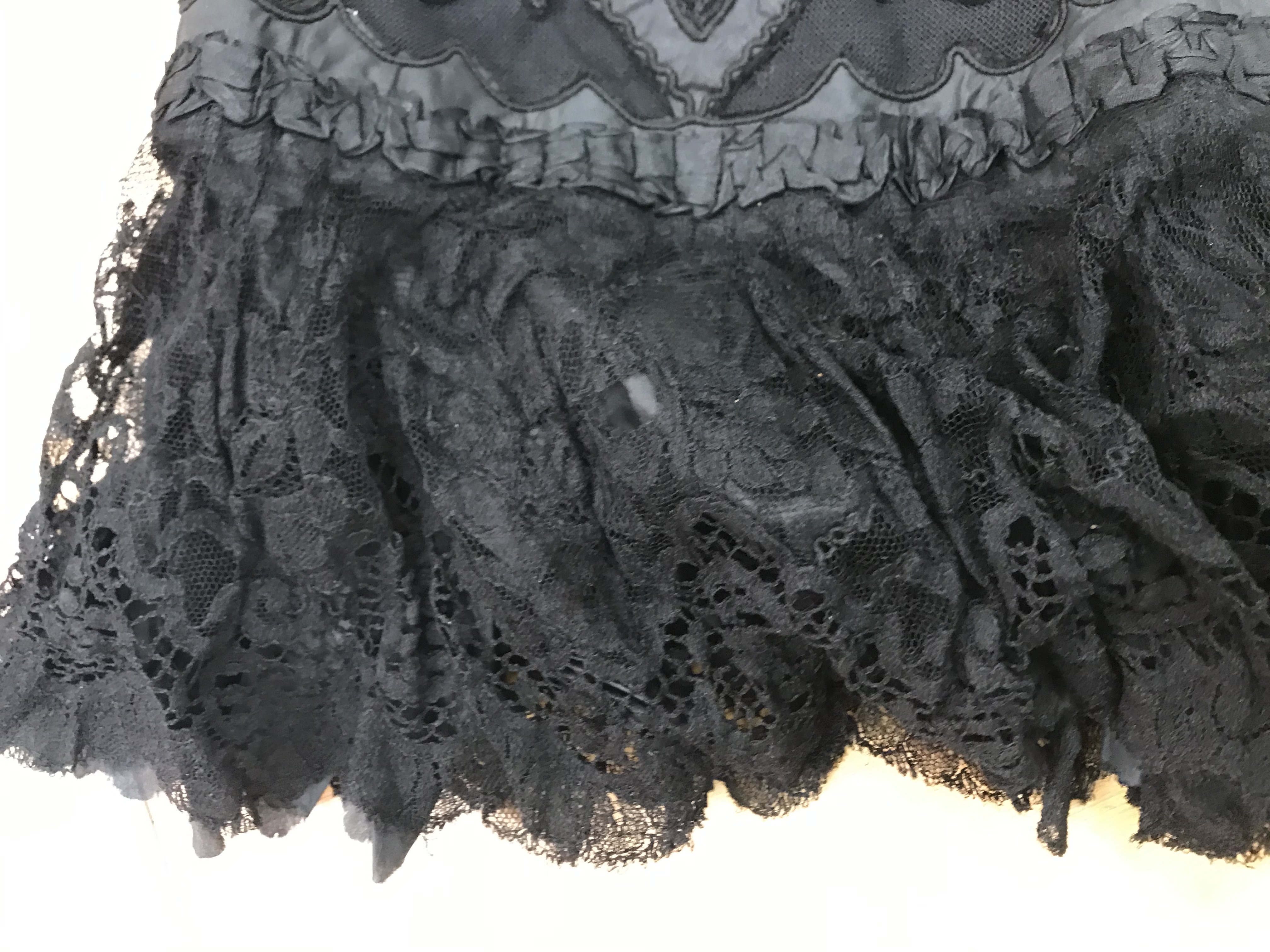 A Victorian mourning cape with applique decoration and lace edge together with a Victorian style - Image 15 of 115