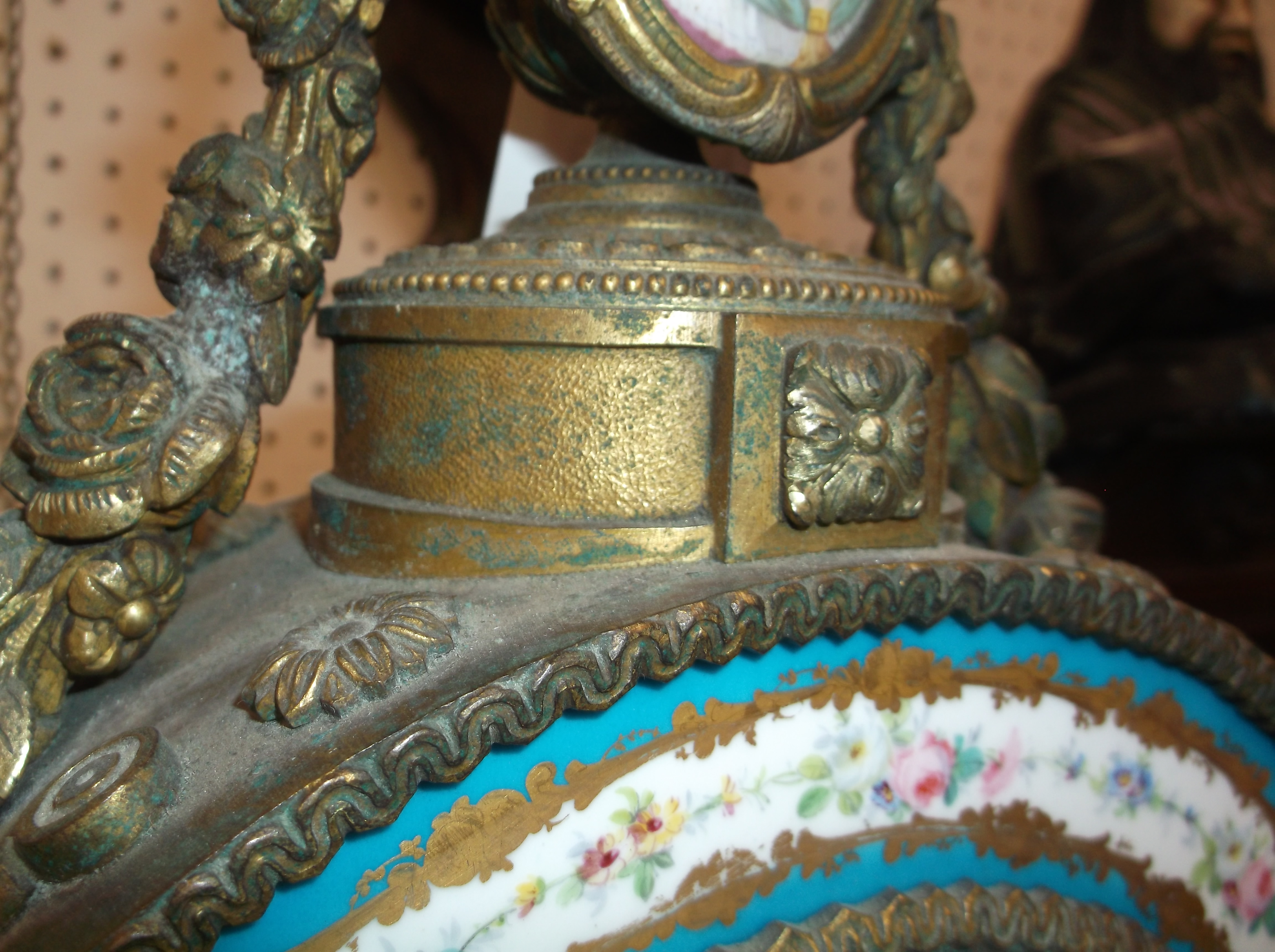 A 19th Century French gilt brass cased mantel clock set with hand-painted Sèvres style porcelain - Image 8 of 28