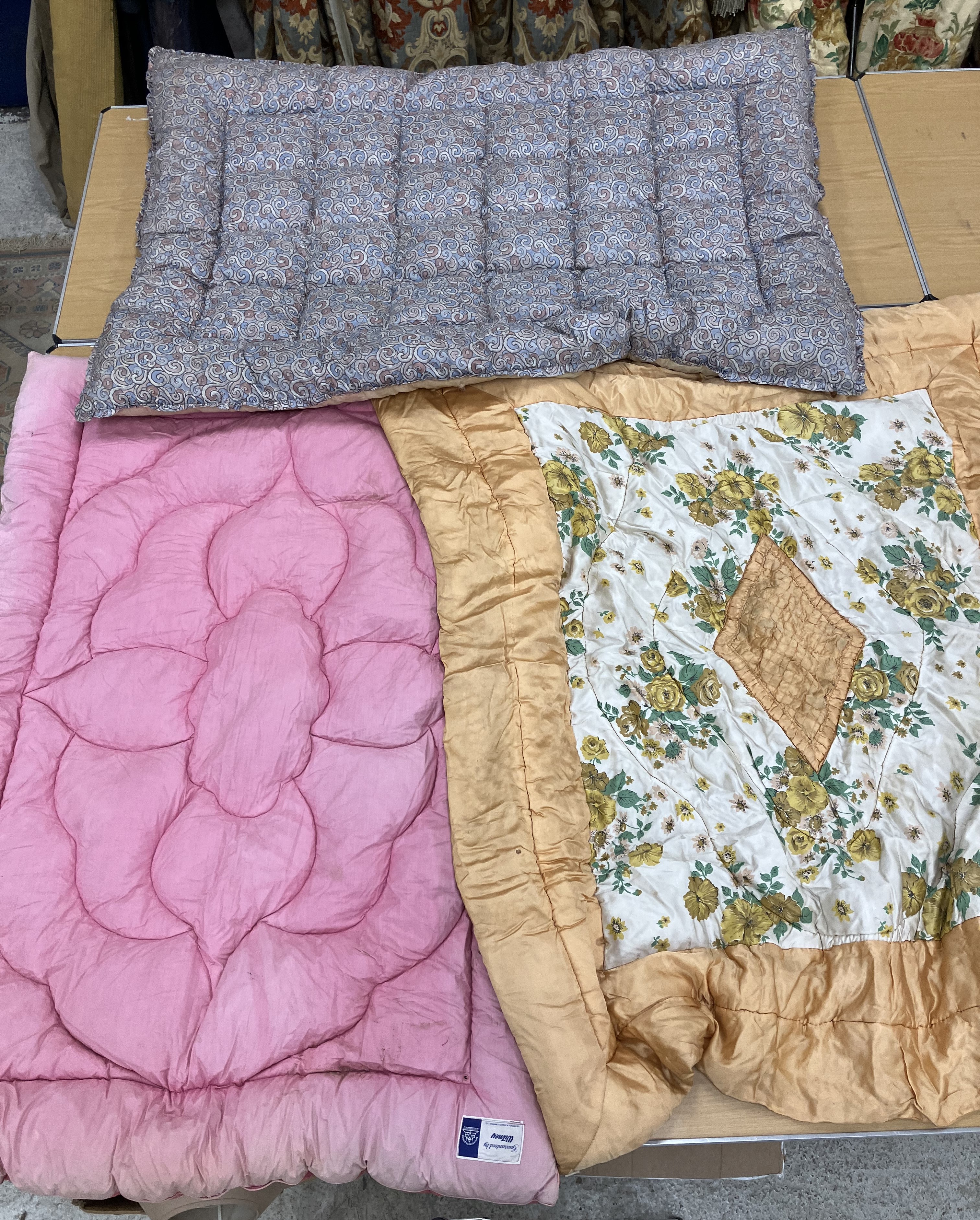 A box containing various mid 20th Century bedding to include a pair of 1970s purple patterned - Image 2 of 3