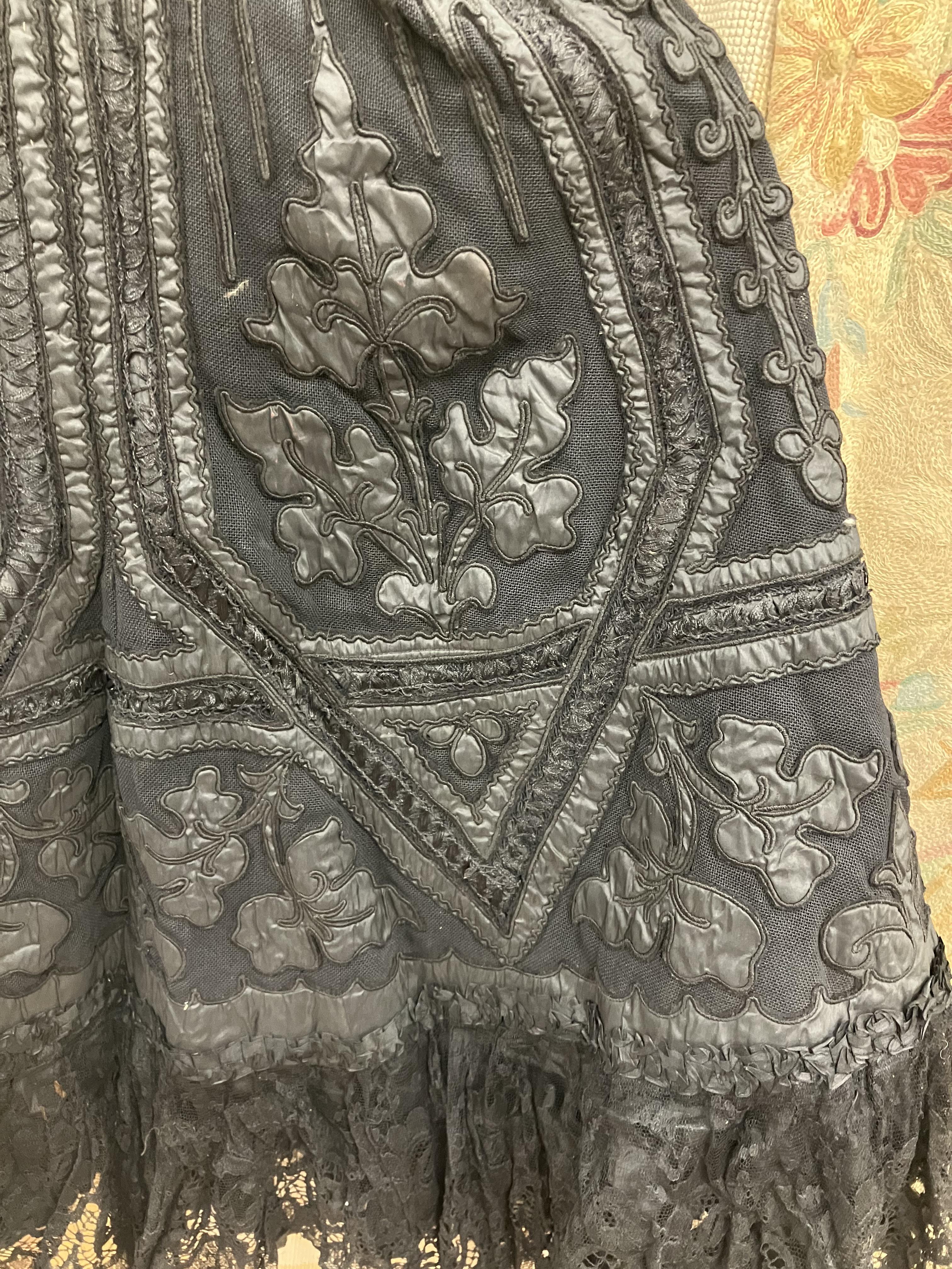 A Victorian mourning cape with applique decoration and lace edge together with a Victorian style - Image 88 of 115