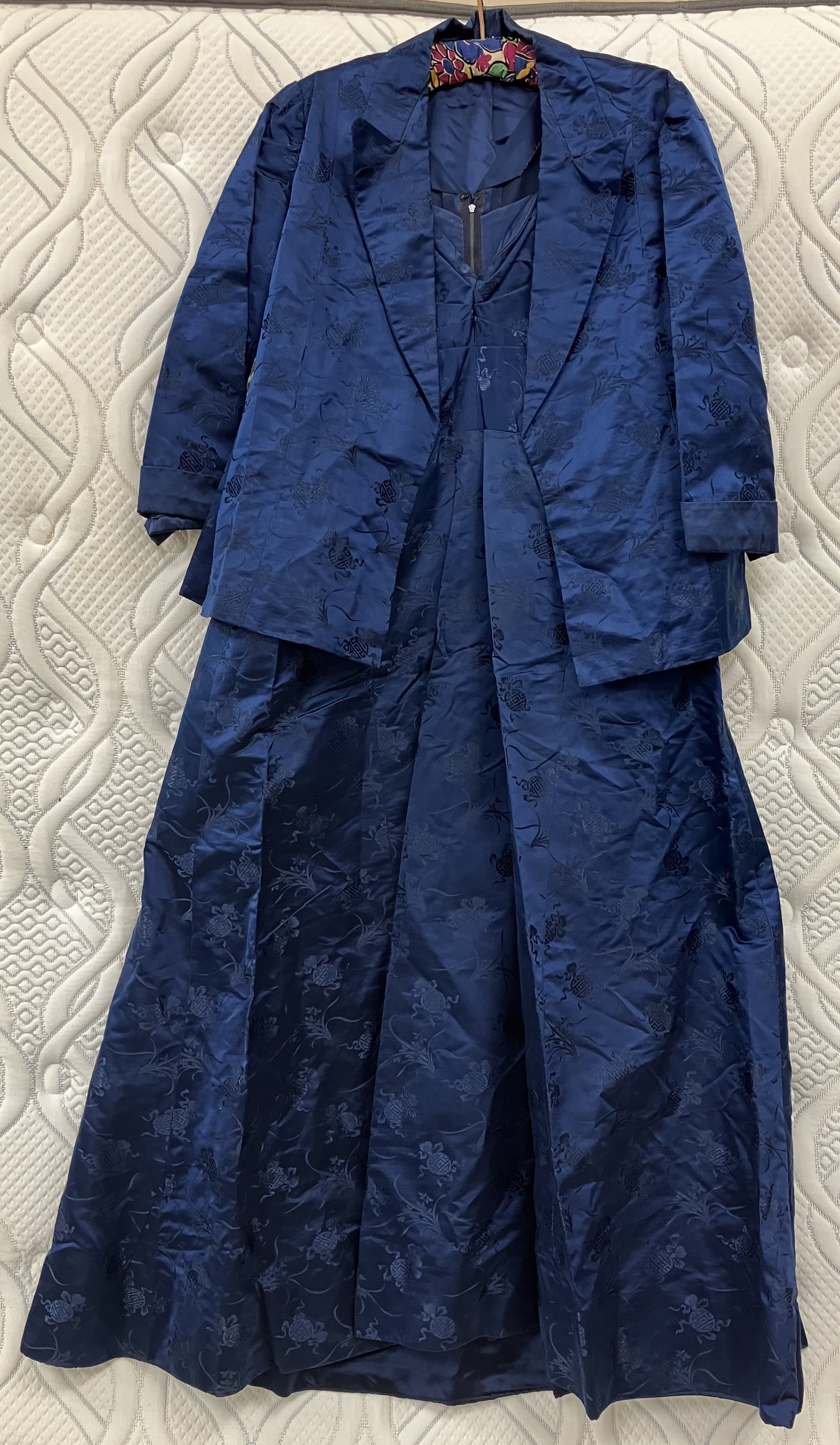 A mid-20th Century silk dress with matching jacket in blue, dress approx. 100 cm, approx. - Image 8 of 70