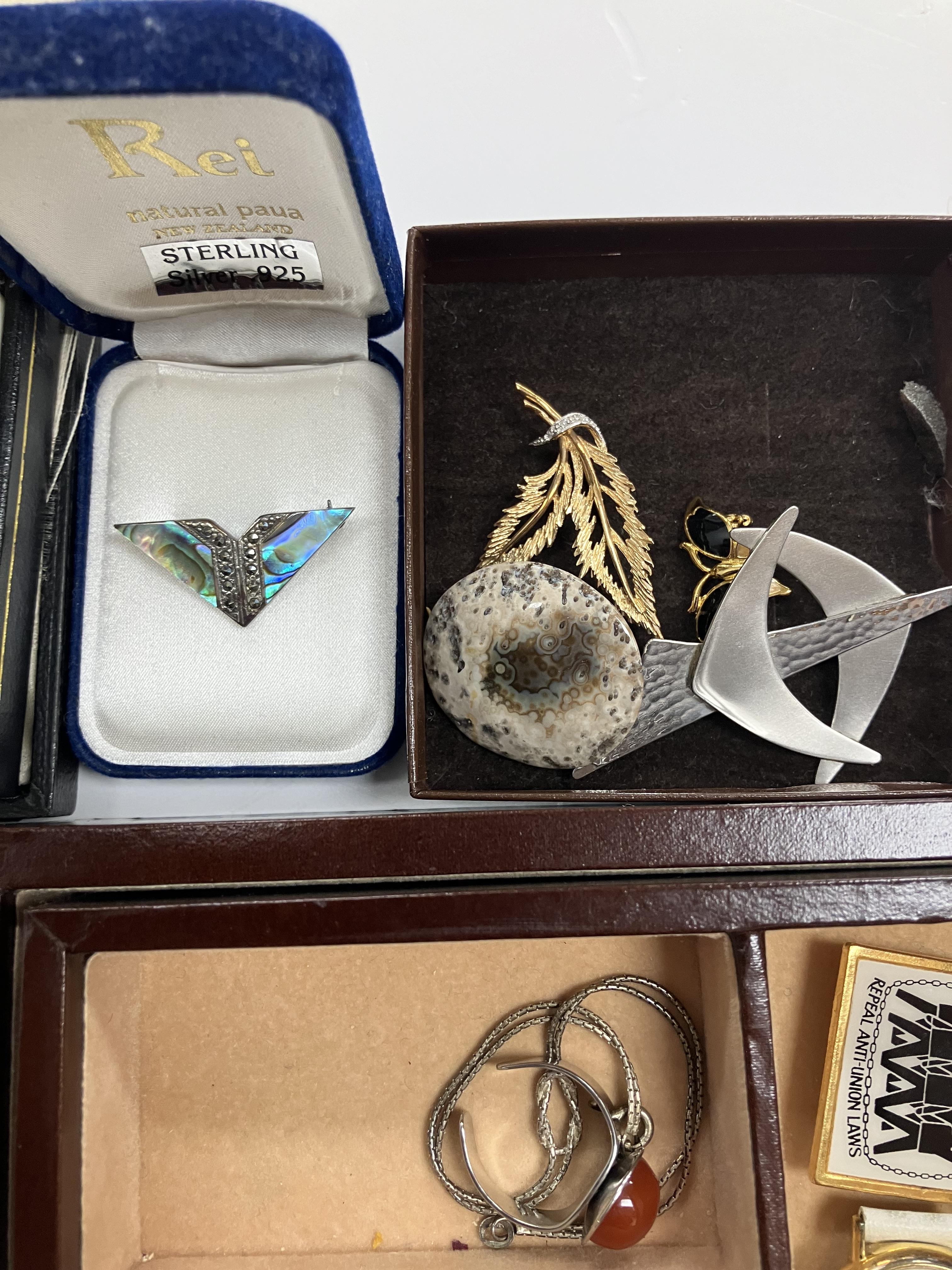 A collection of costume jewellery to include various mid 20th Century and later brooches, - Image 4 of 6