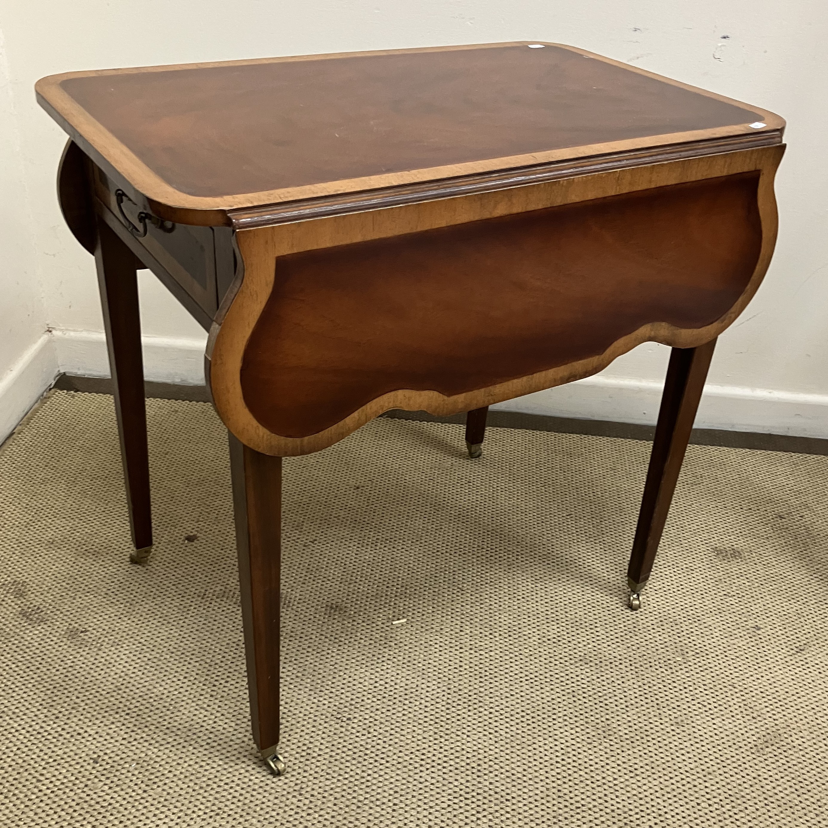 A modern mahogany and cross-banded butterfly wing drop-leaf Pembroke table in the Georgian style - Image 2 of 3