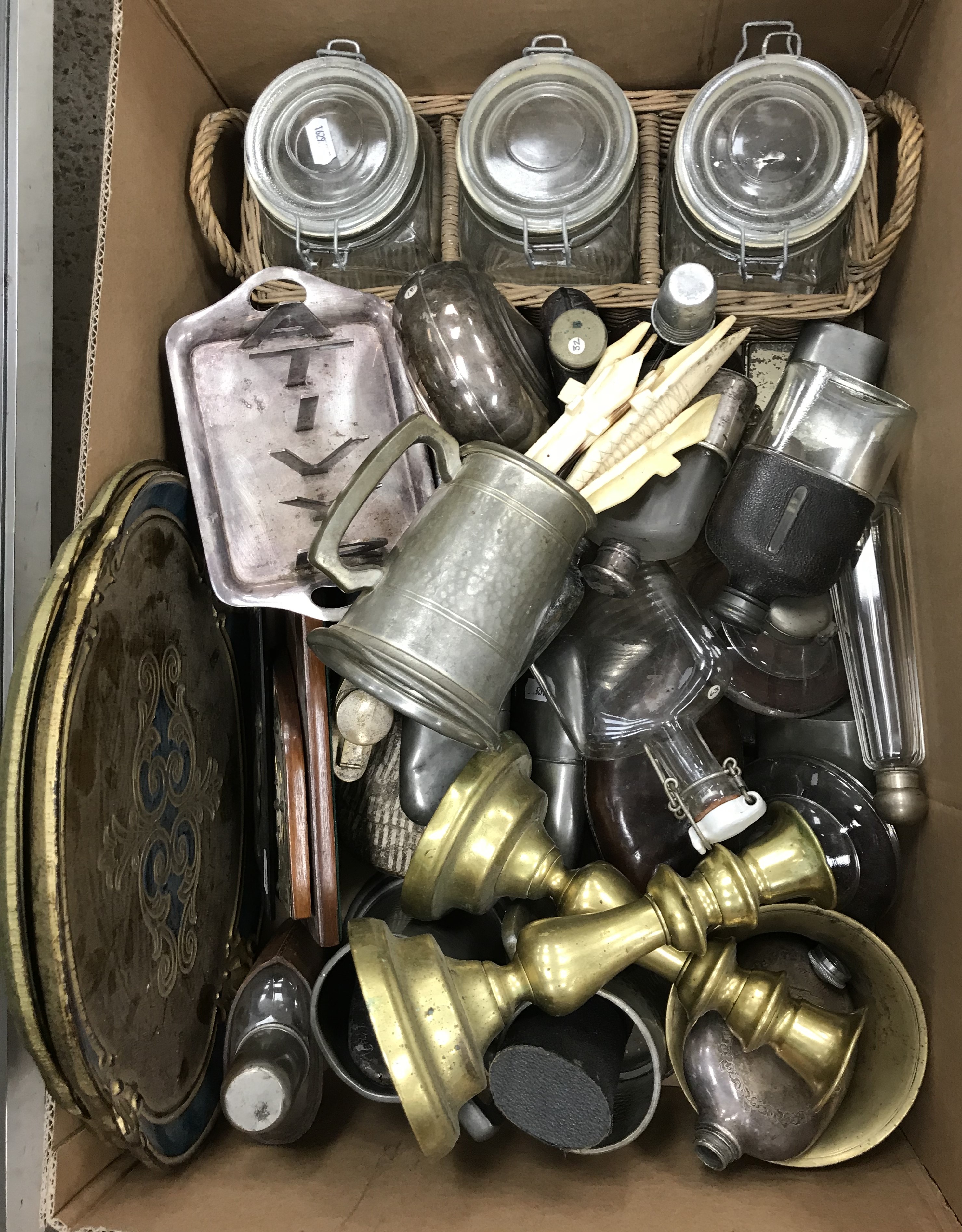 Four boxes of assorted sundry items to include various pewter wares, tankards etc, - Bild 3 aus 6