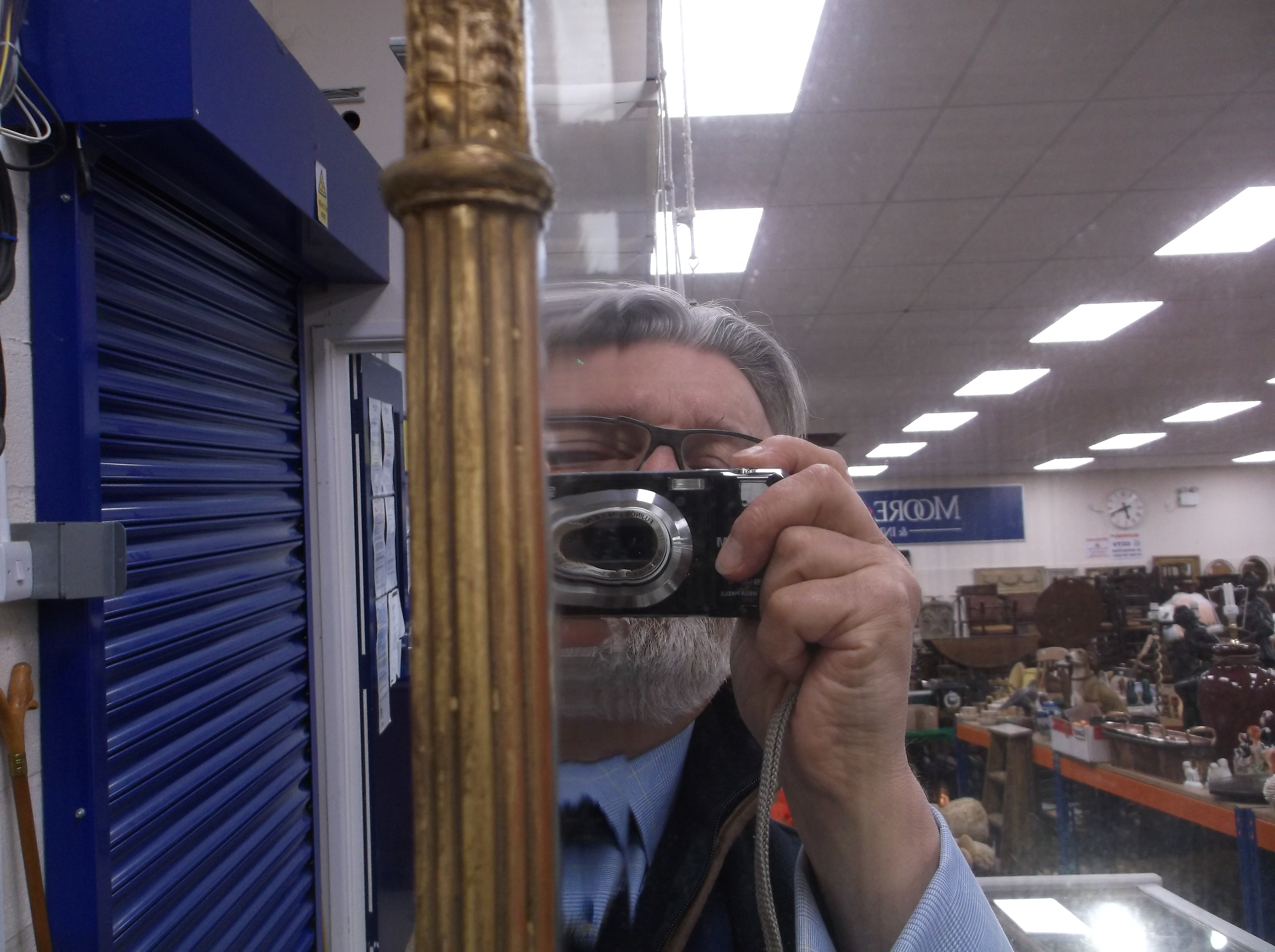 An 18th Century carved giltwood and gesso framed overmantel mirror with lotus leaf carved domed top - Image 31 of 31