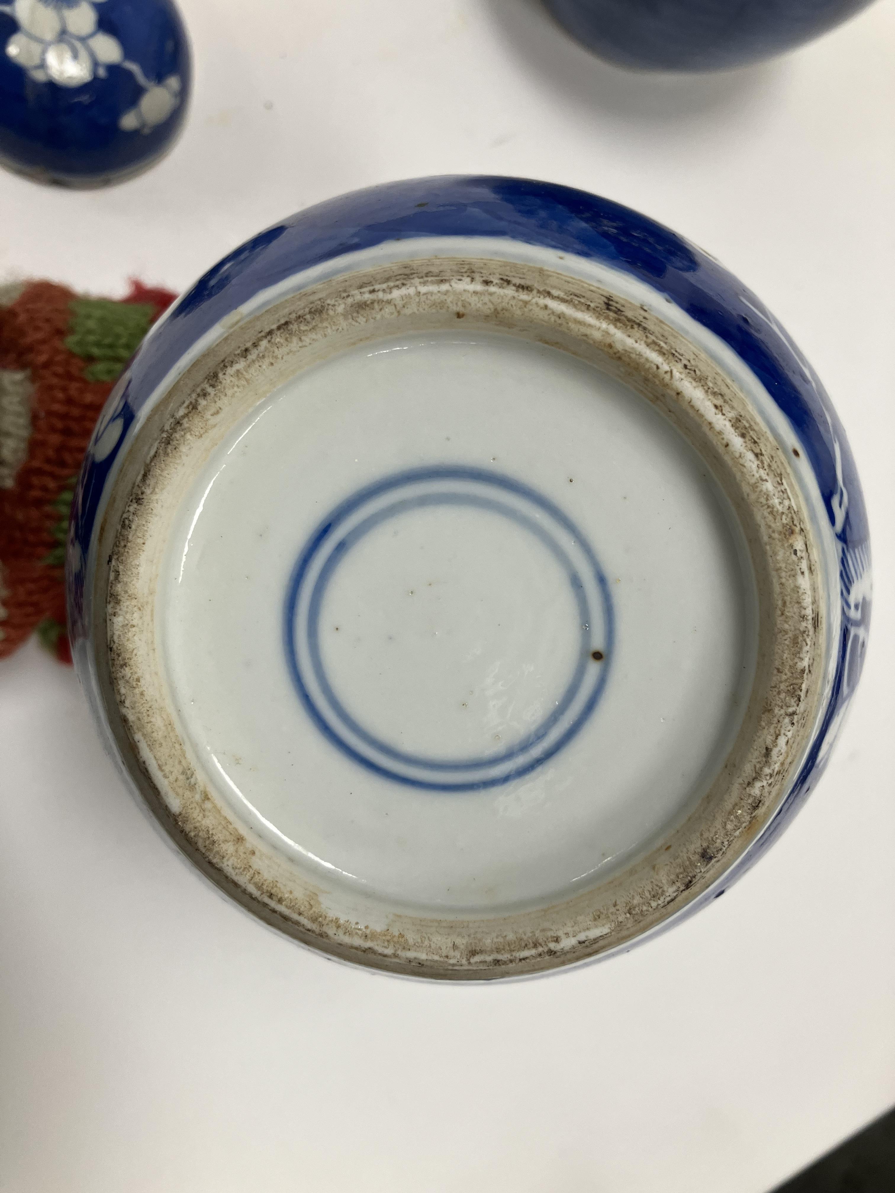 A 19th Century Chinese blue and white porcelain bowl decorated with figures on a bridge and willow - Image 26 of 50