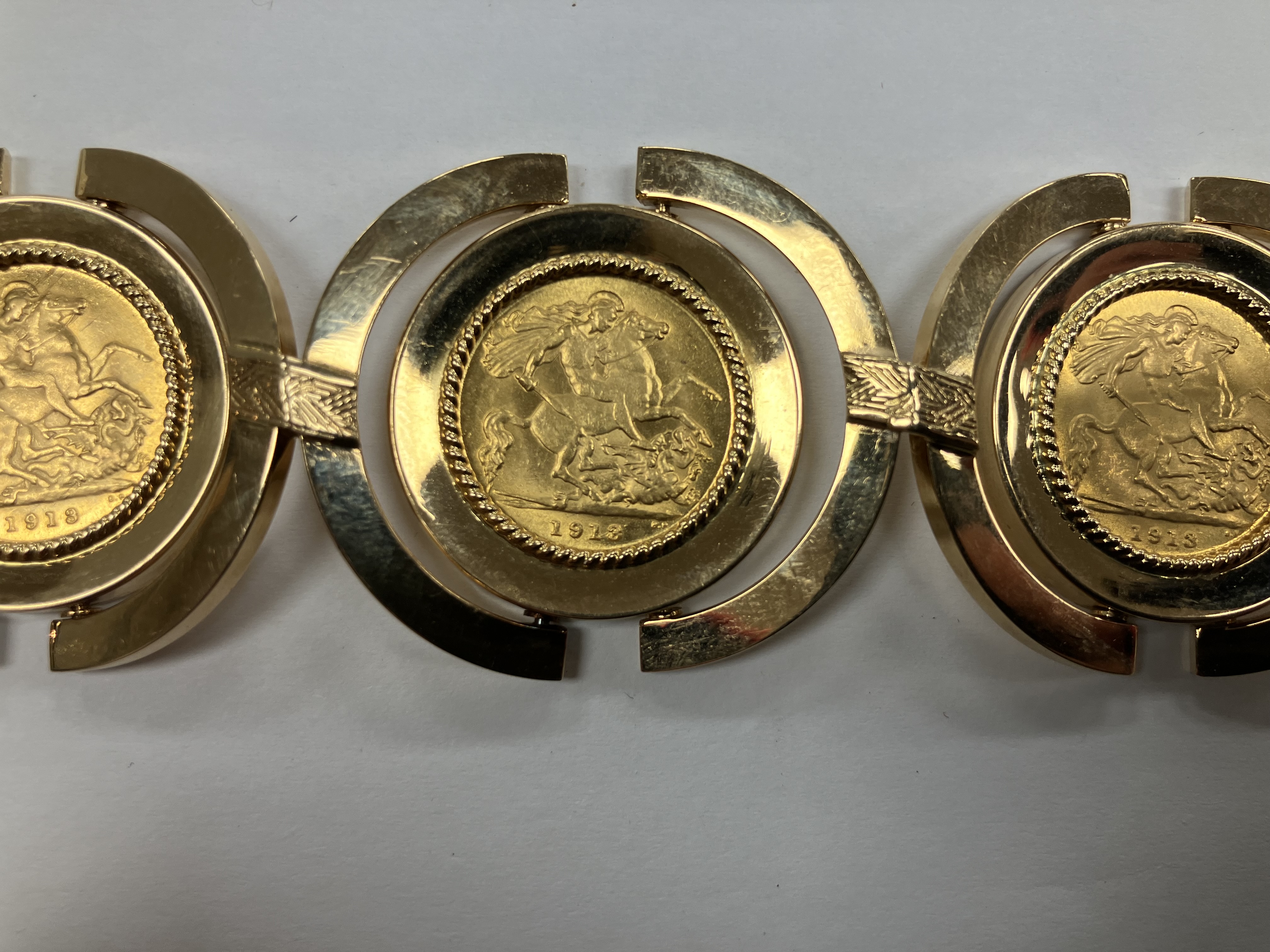 An 18 carat gold bracelet with Arezzo hallmarks, set with five George V gold half sovereigns, 1913, - Image 6 of 16