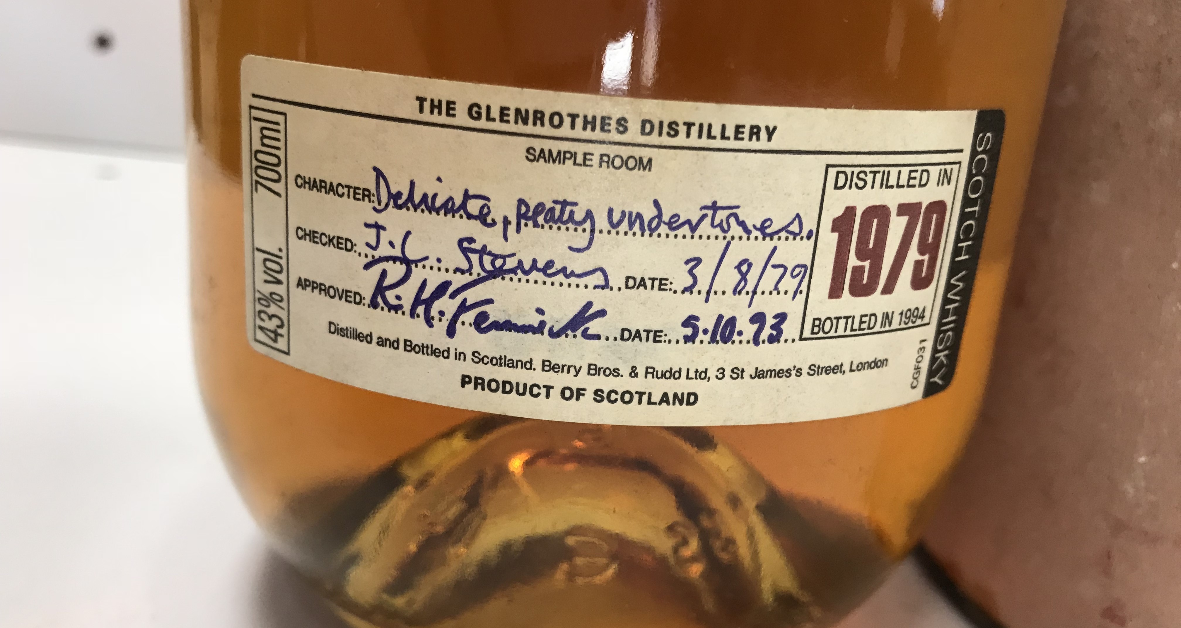 One bottle Glenrothes Distillery single Speyside malt whisky, label inscribed "Distilled in 1979, - Image 2 of 2