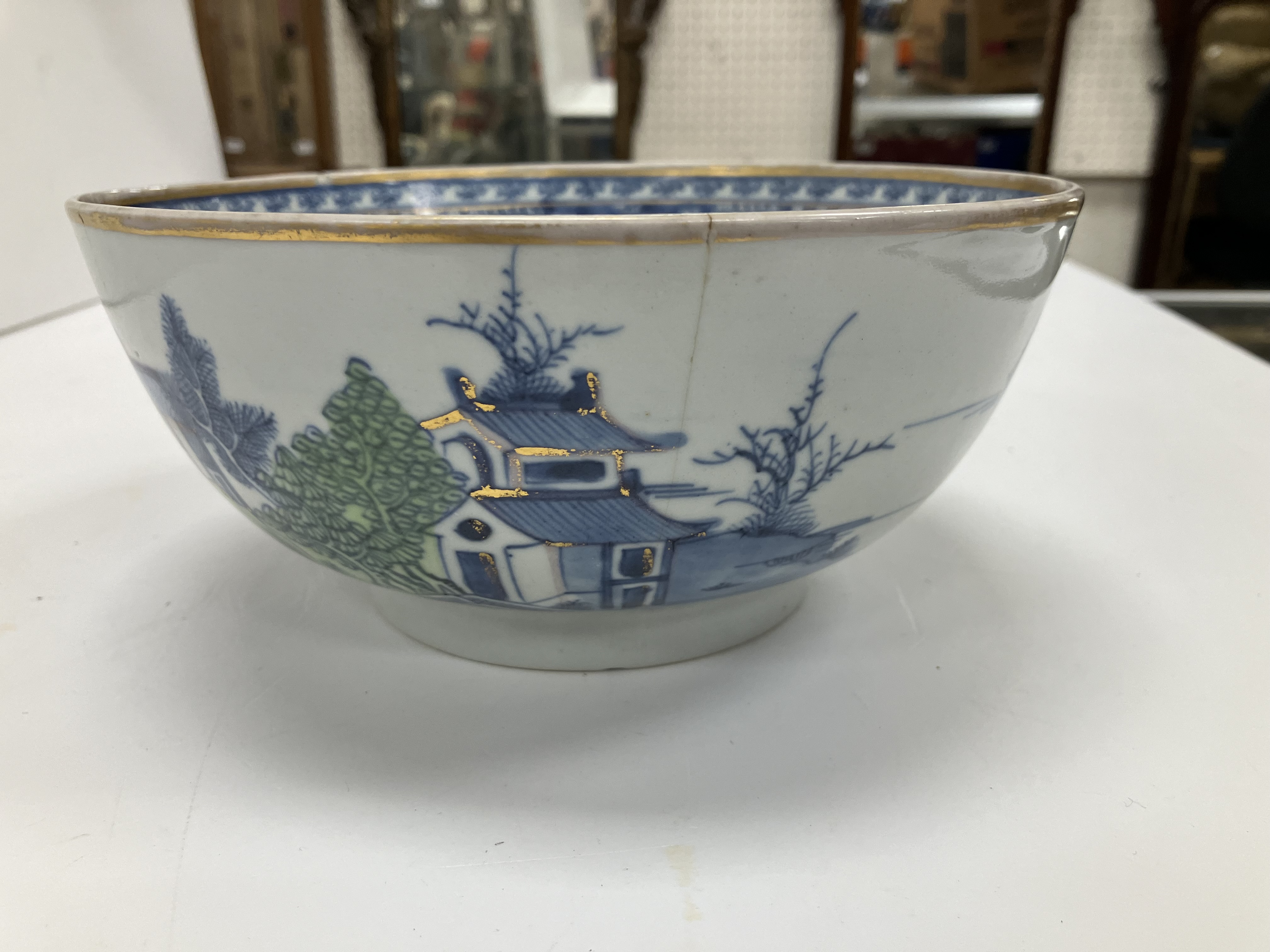 A 19th Century Chinese blue and white porcelain bowl decorated with figures on a bridge and willow - Image 47 of 50