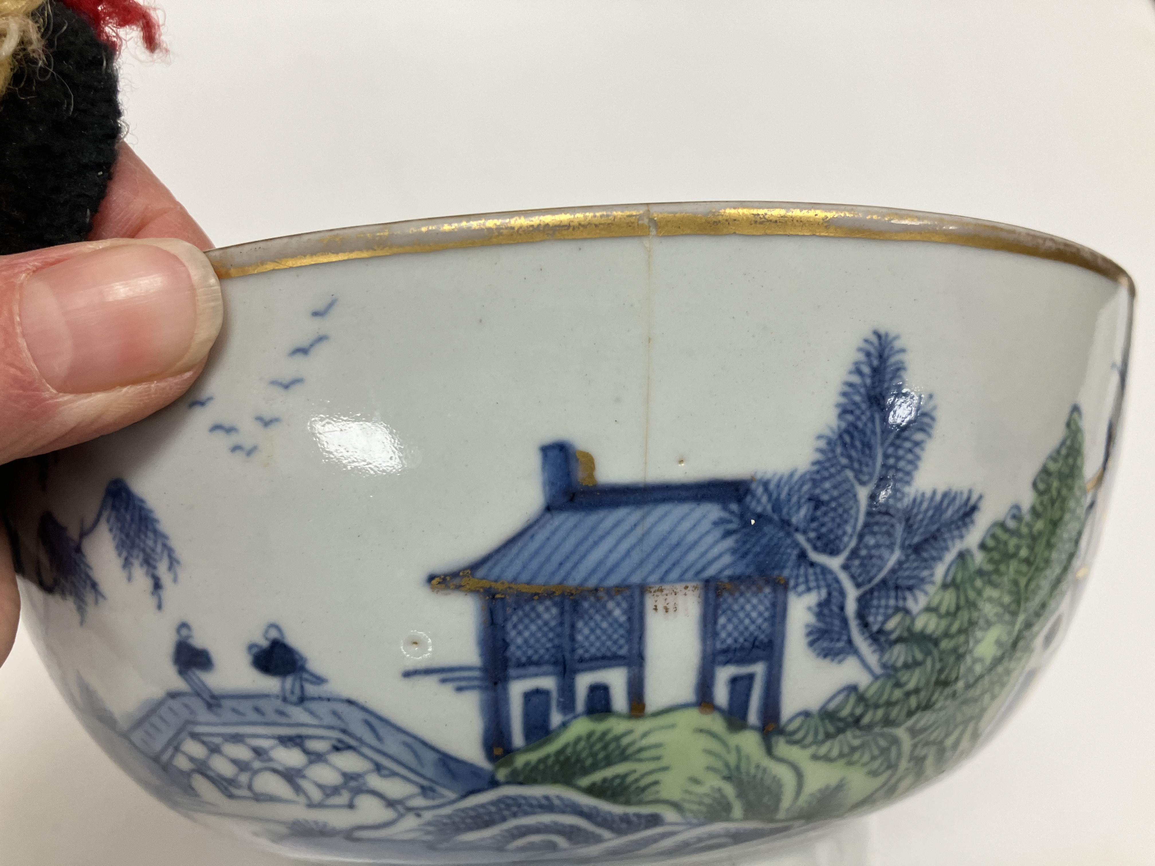 A 19th Century Chinese blue and white porcelain bowl decorated with figures on a bridge and willow - Image 48 of 50