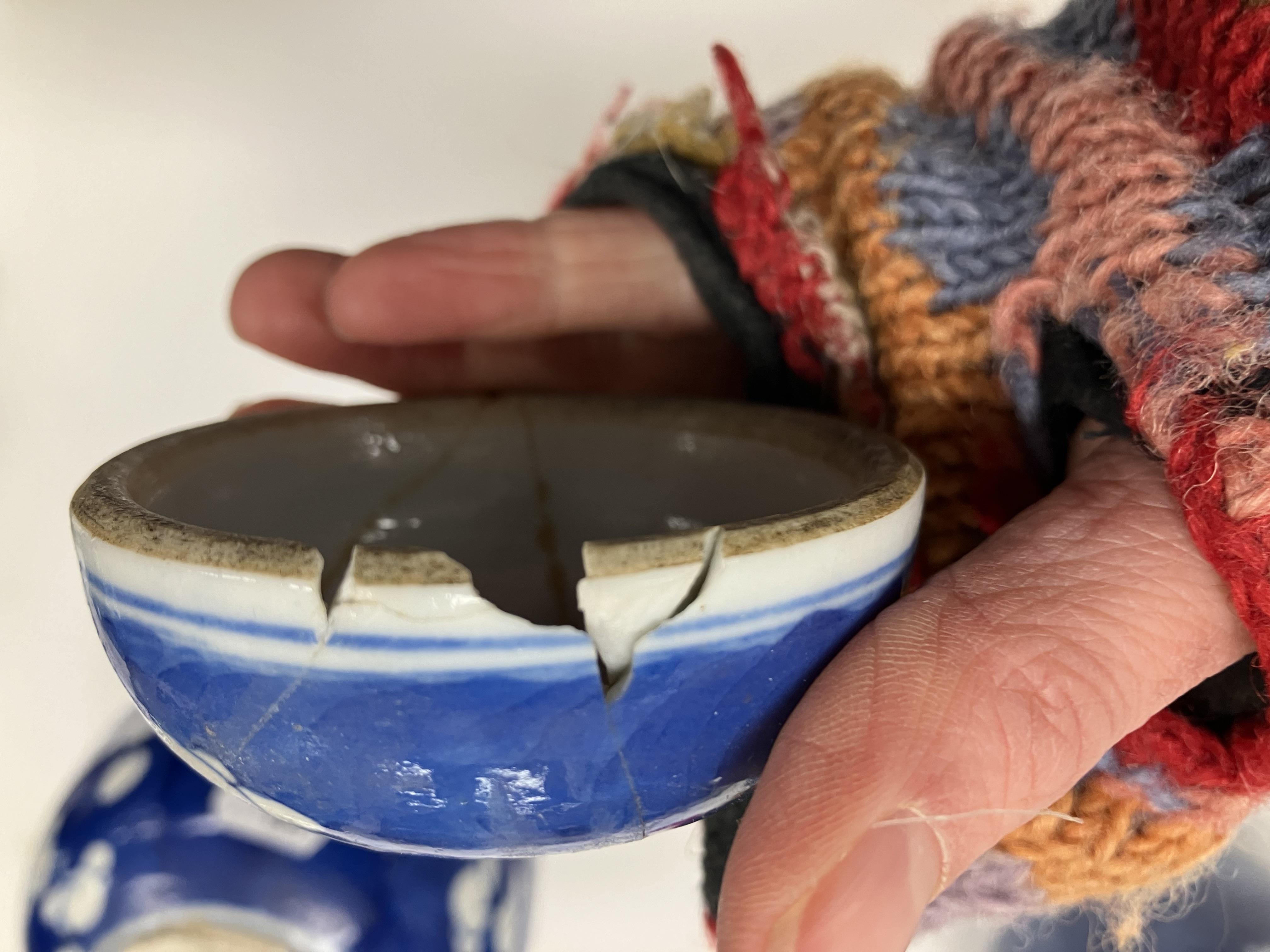 A 19th Century Chinese blue and white porcelain bowl decorated with figures on a bridge and willow - Image 32 of 50