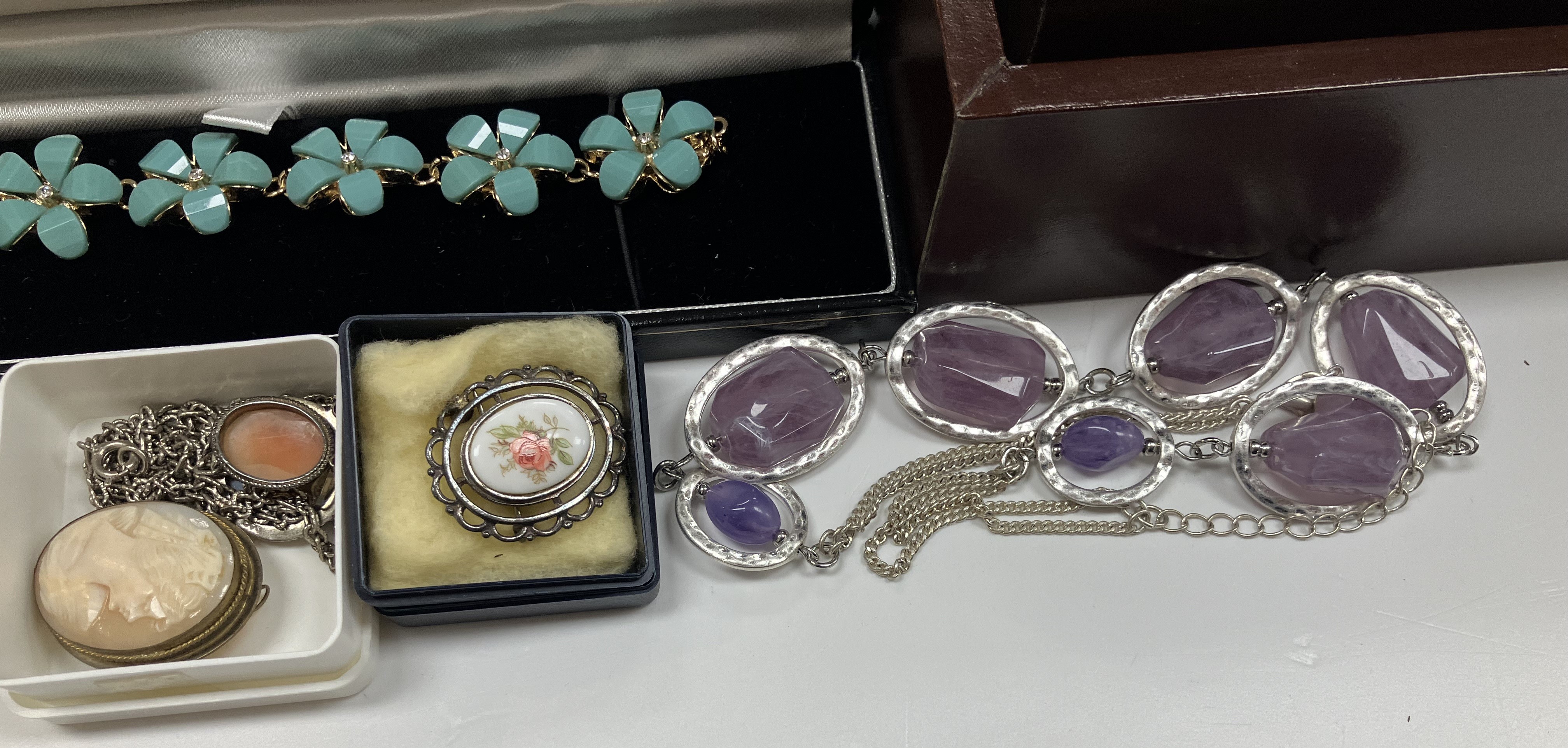 A collection of costume jewellery to include various mid 20th Century and later brooches, - Image 5 of 6