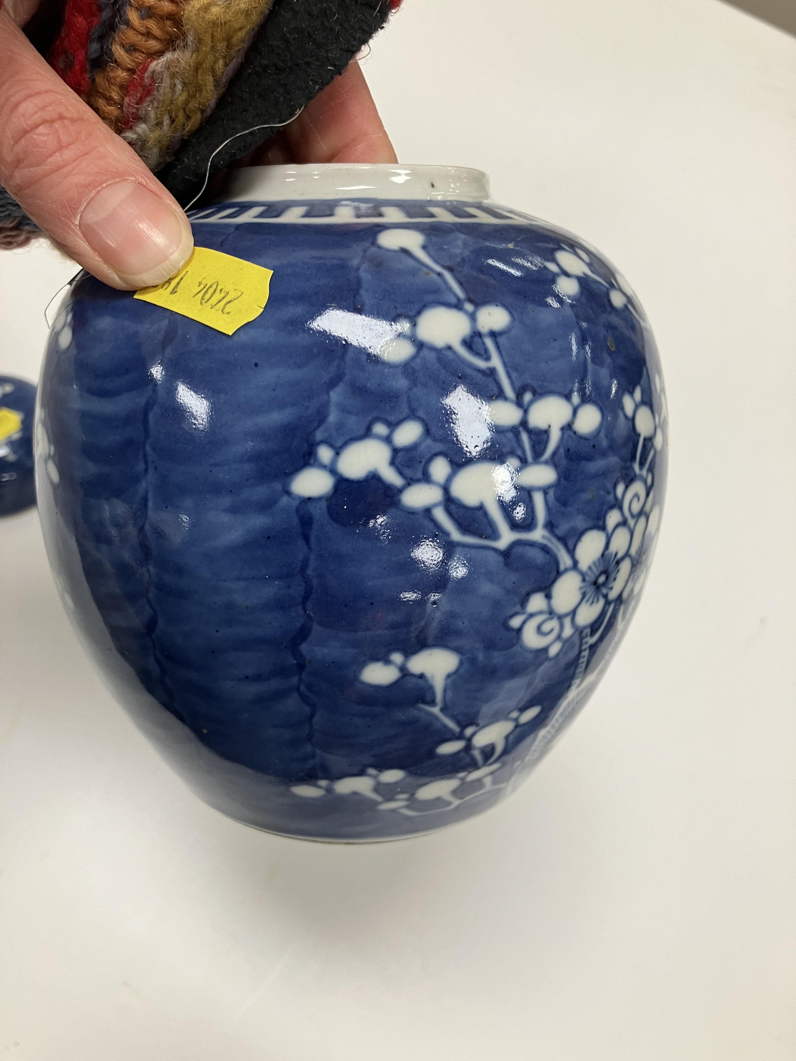 A 19th Century Chinese blue and white porcelain bowl decorated with figures on a bridge and willow - Image 20 of 50