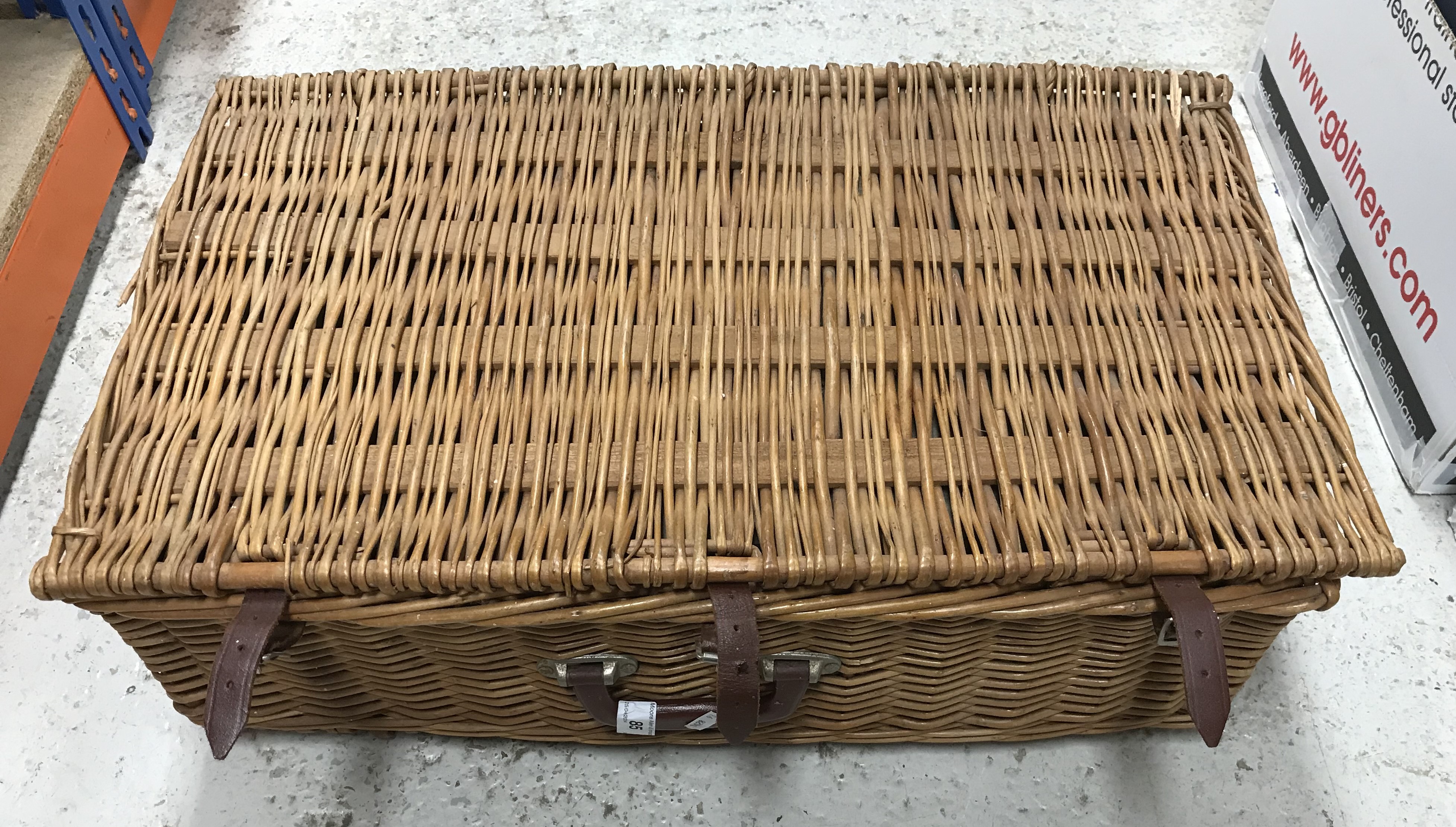 A cane picnic basket with fitted interior - Image 2 of 2