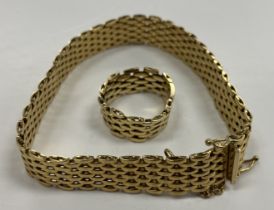 An 18 carat gold chain link bracelet and matching ring, Size R/S, bracelet 19 cm long,