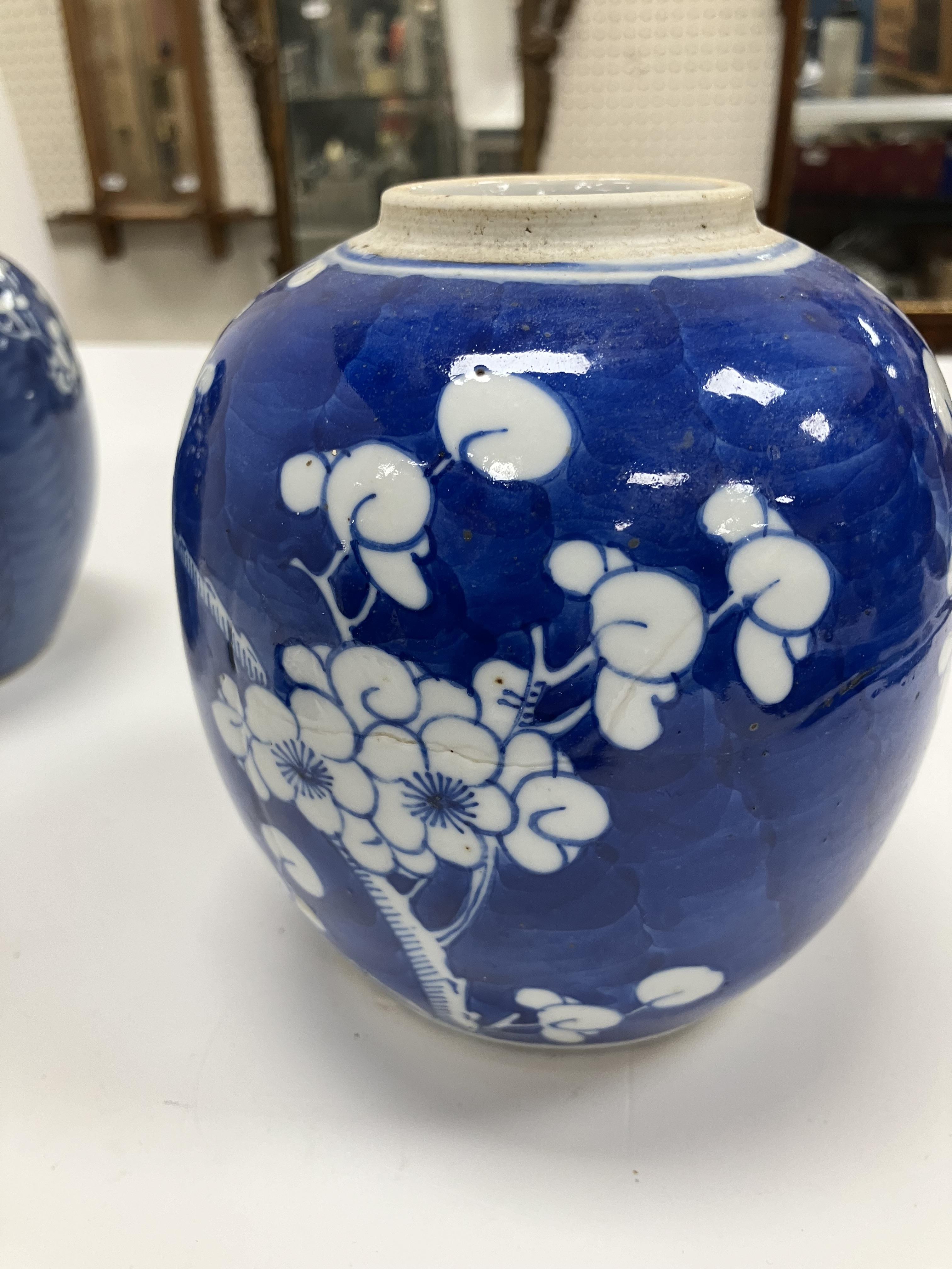 A 19th Century Chinese blue and white porcelain bowl decorated with figures on a bridge and willow - Image 27 of 50