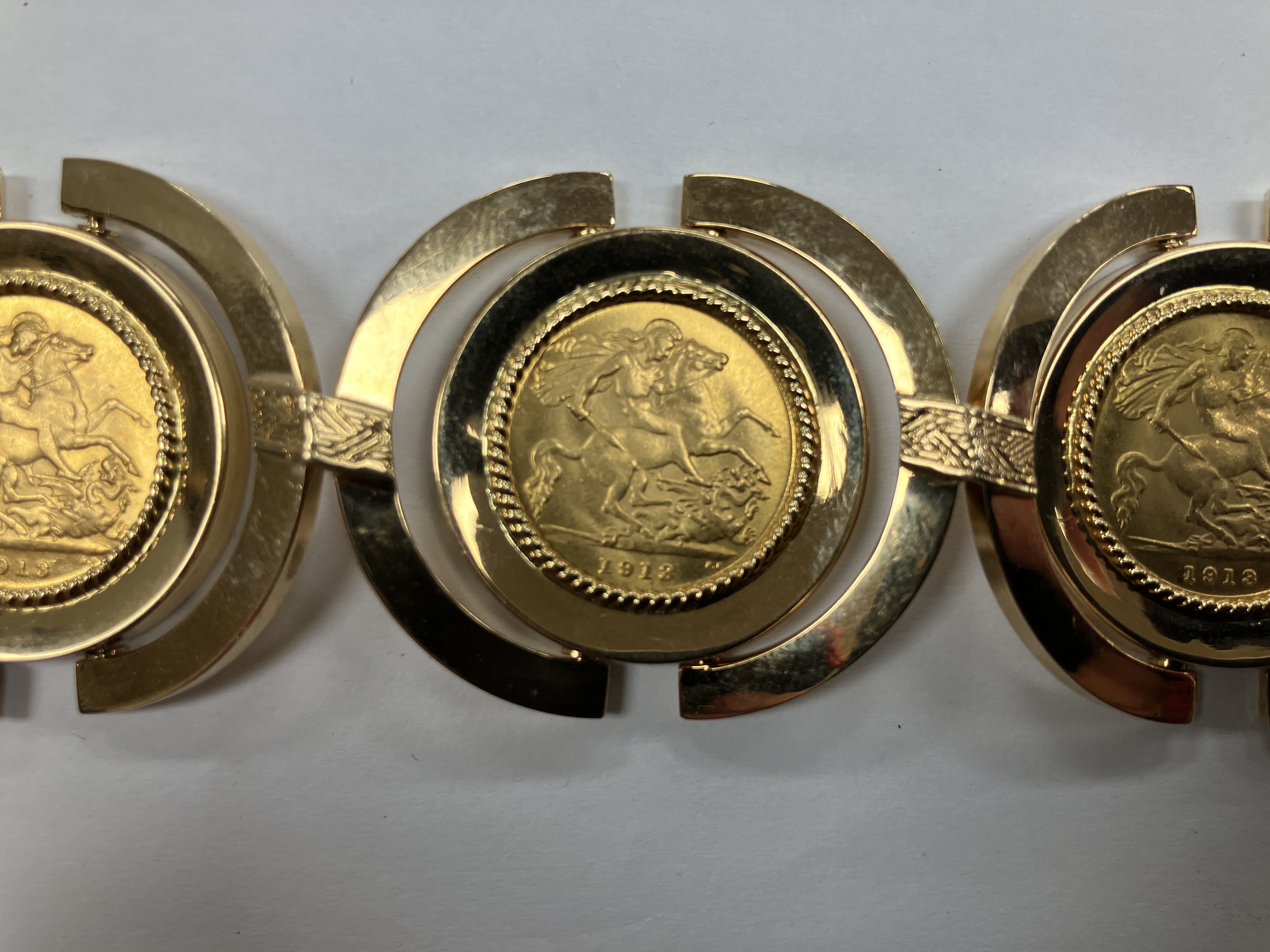 An 18 carat gold bracelet with Arezzo hallmarks, set with five George V gold half sovereigns, 1913, - Image 5 of 16