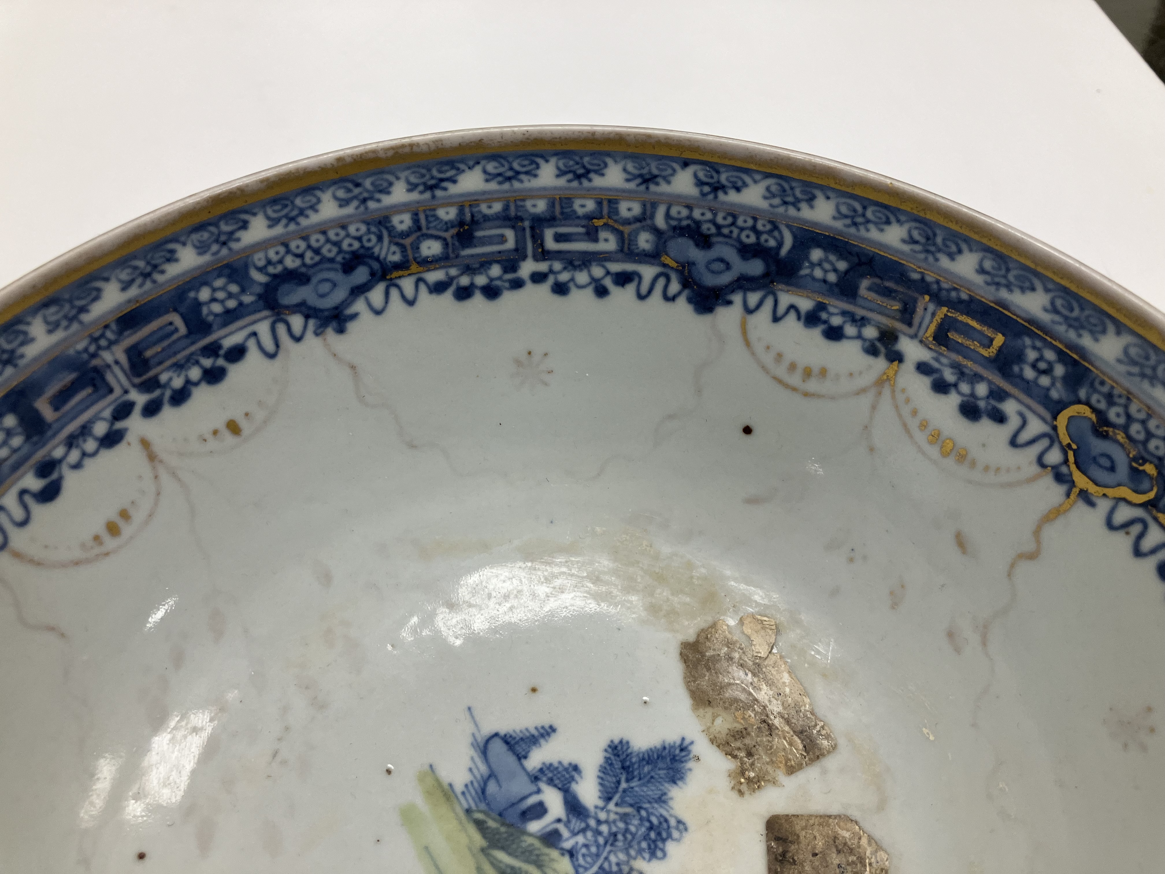 A 19th Century Chinese blue and white porcelain bowl decorated with figures on a bridge and willow - Image 38 of 50