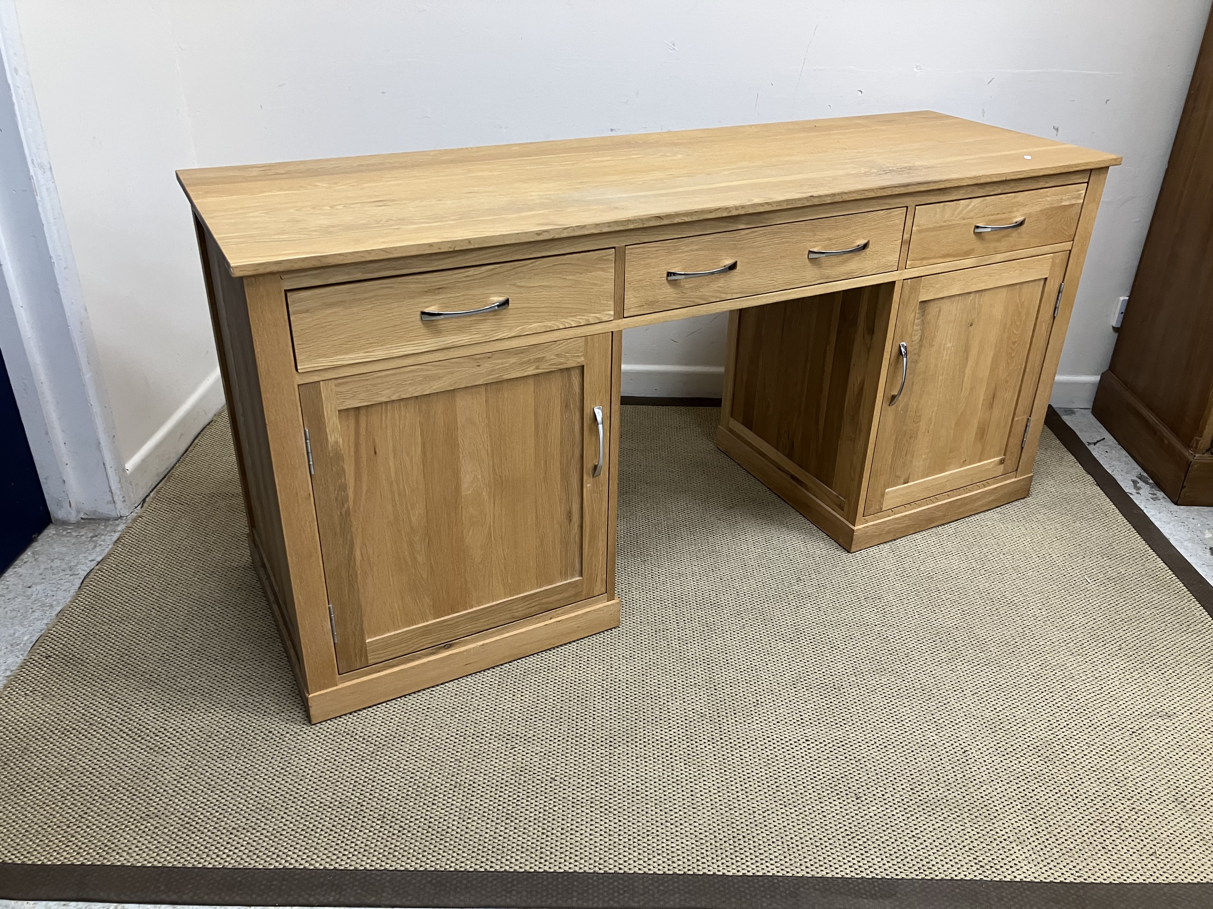 A modern oak desk, - Image 2 of 2