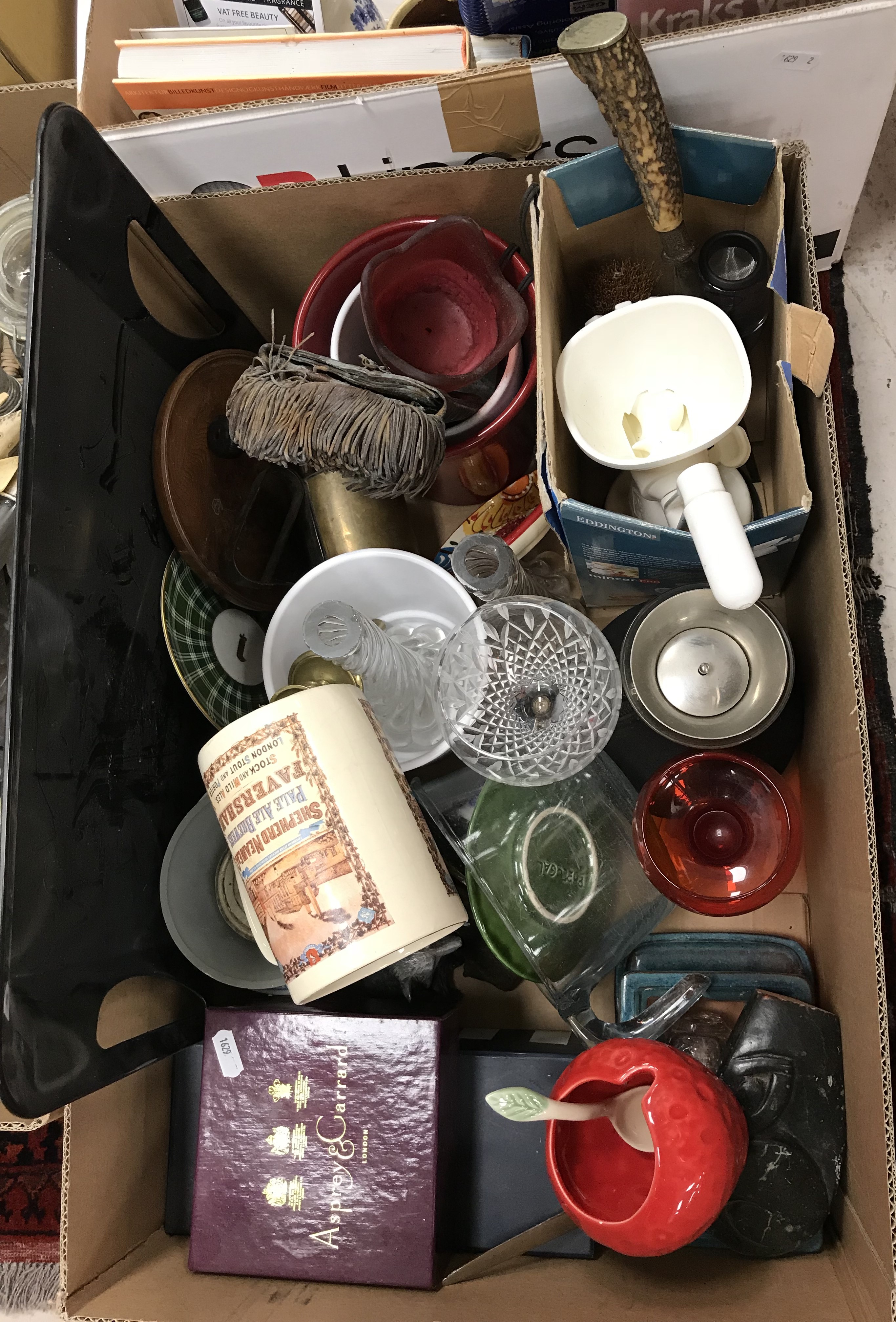 Four boxes of assorted sundry items to include various pewter wares, tankards etc, - Bild 2 aus 6
