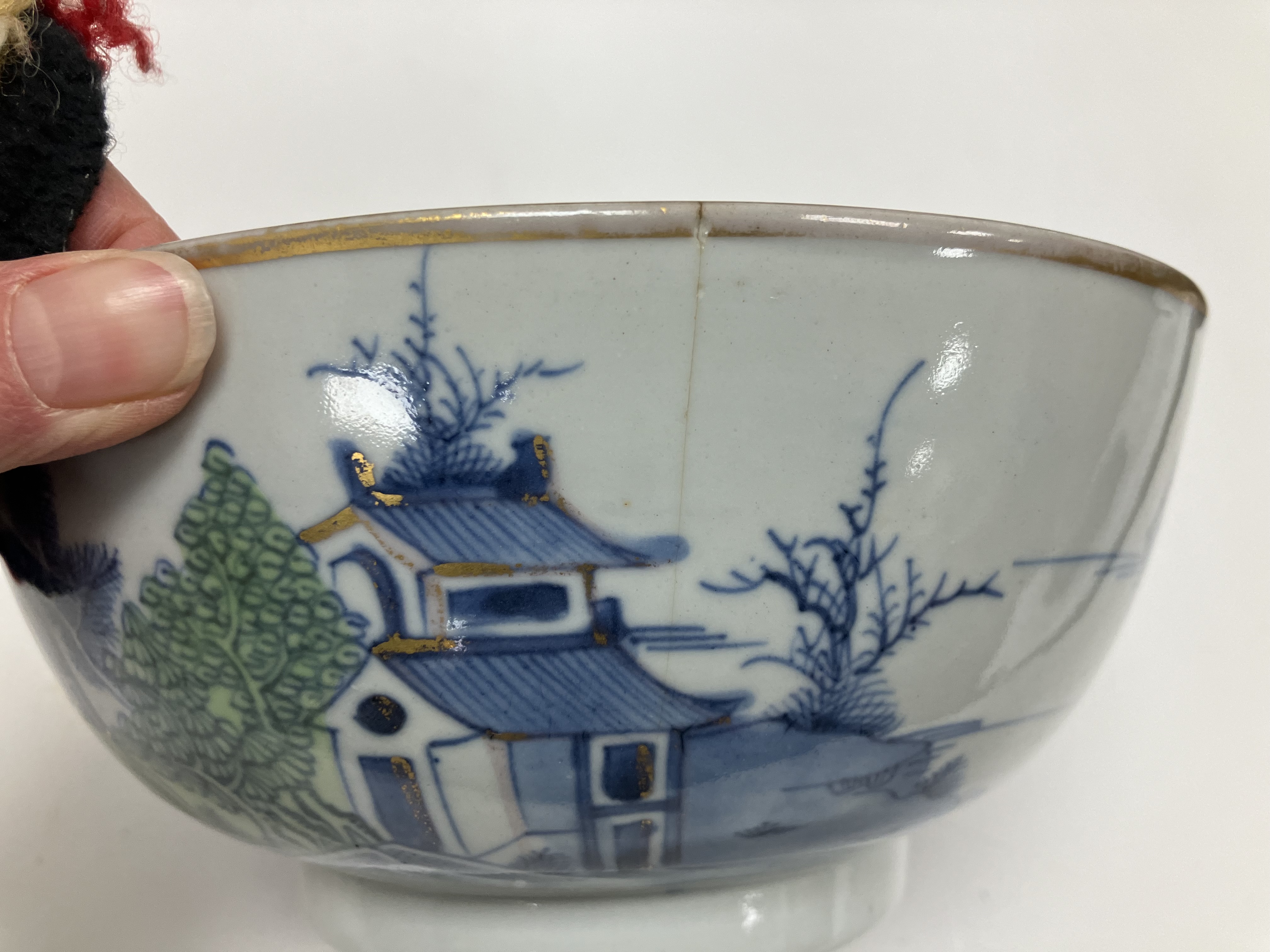 A 19th Century Chinese blue and white porcelain bowl decorated with figures on a bridge and willow - Image 46 of 50