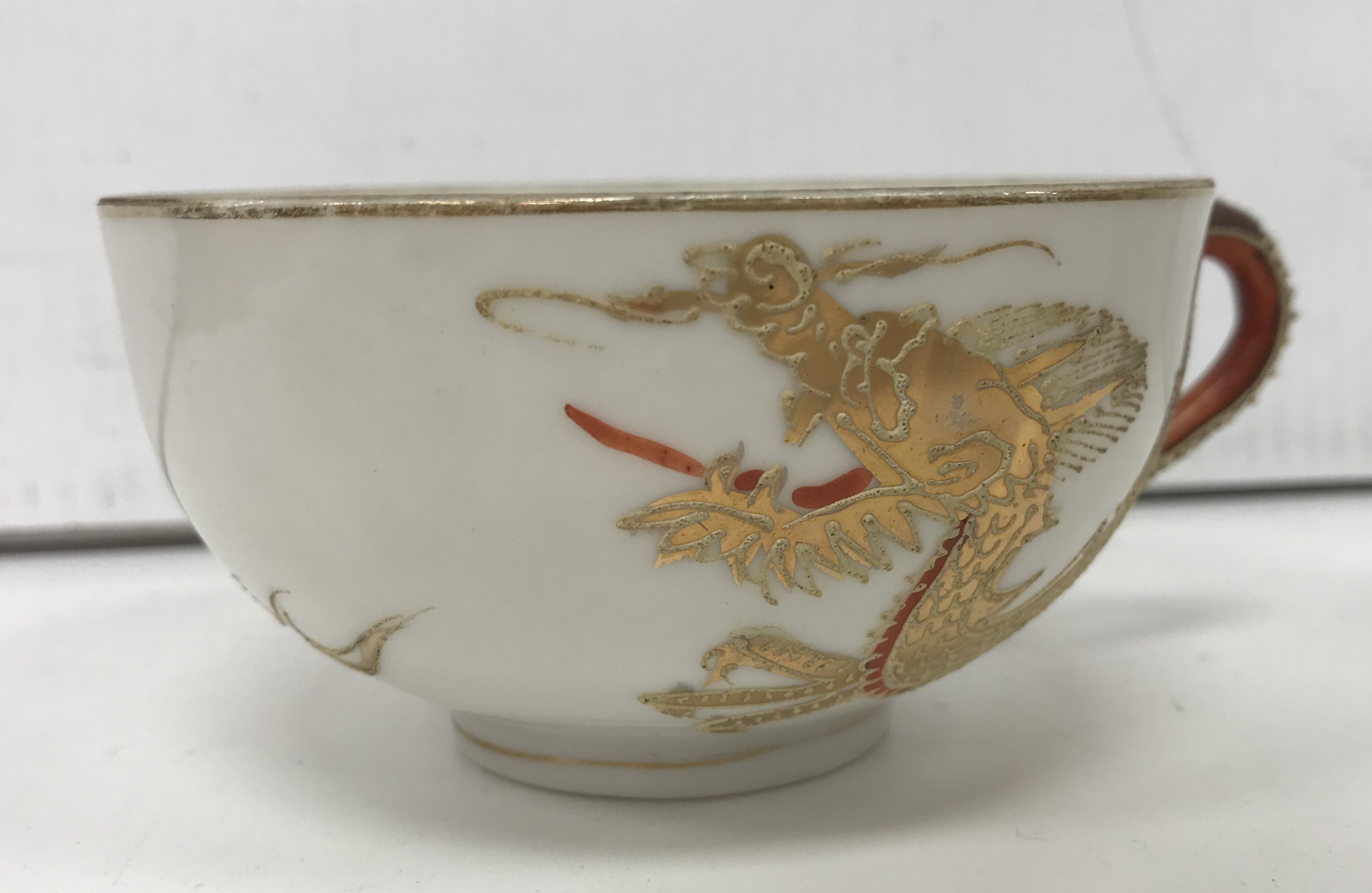A collection of various Japanese and Chinese pottery and porcelain including a Japanese dragon - Image 9 of 10