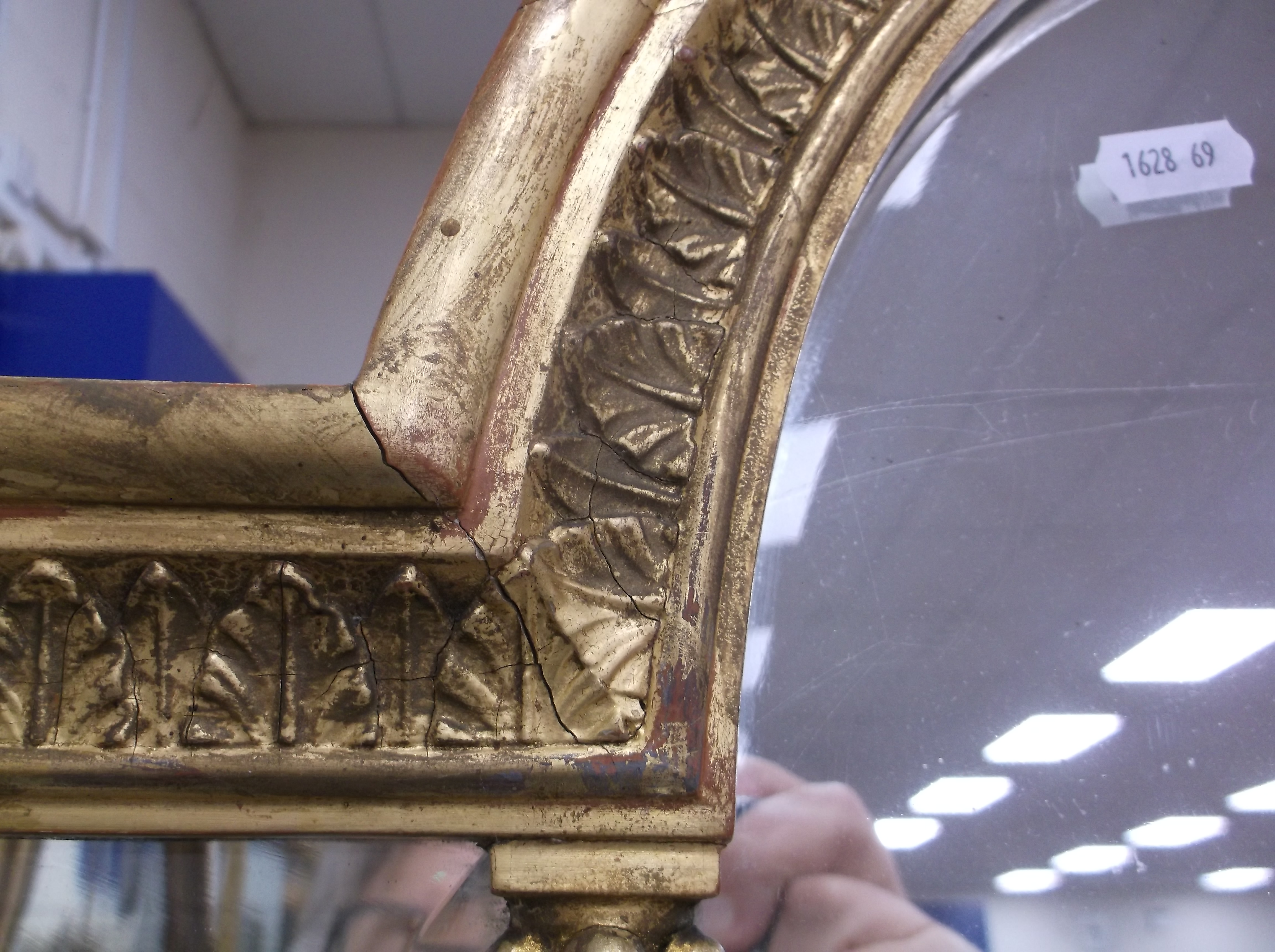 An 18th Century carved giltwood and gesso framed overmantel mirror with lotus leaf carved domed top - Image 22 of 31