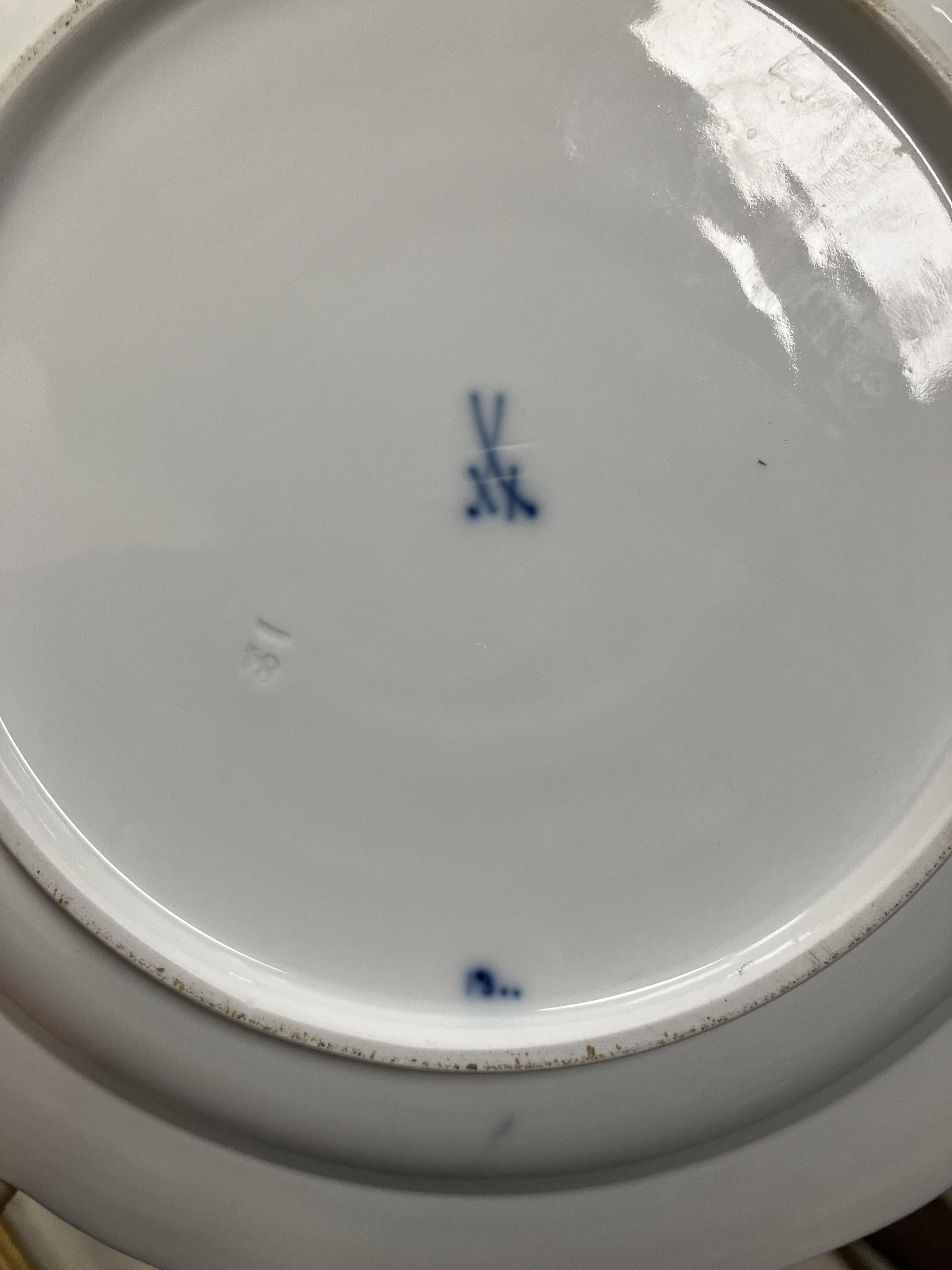 A collection of twelve Meissen "Blue Onion" pattern plates bearing blue crossed swords marks to - Image 27 of 46