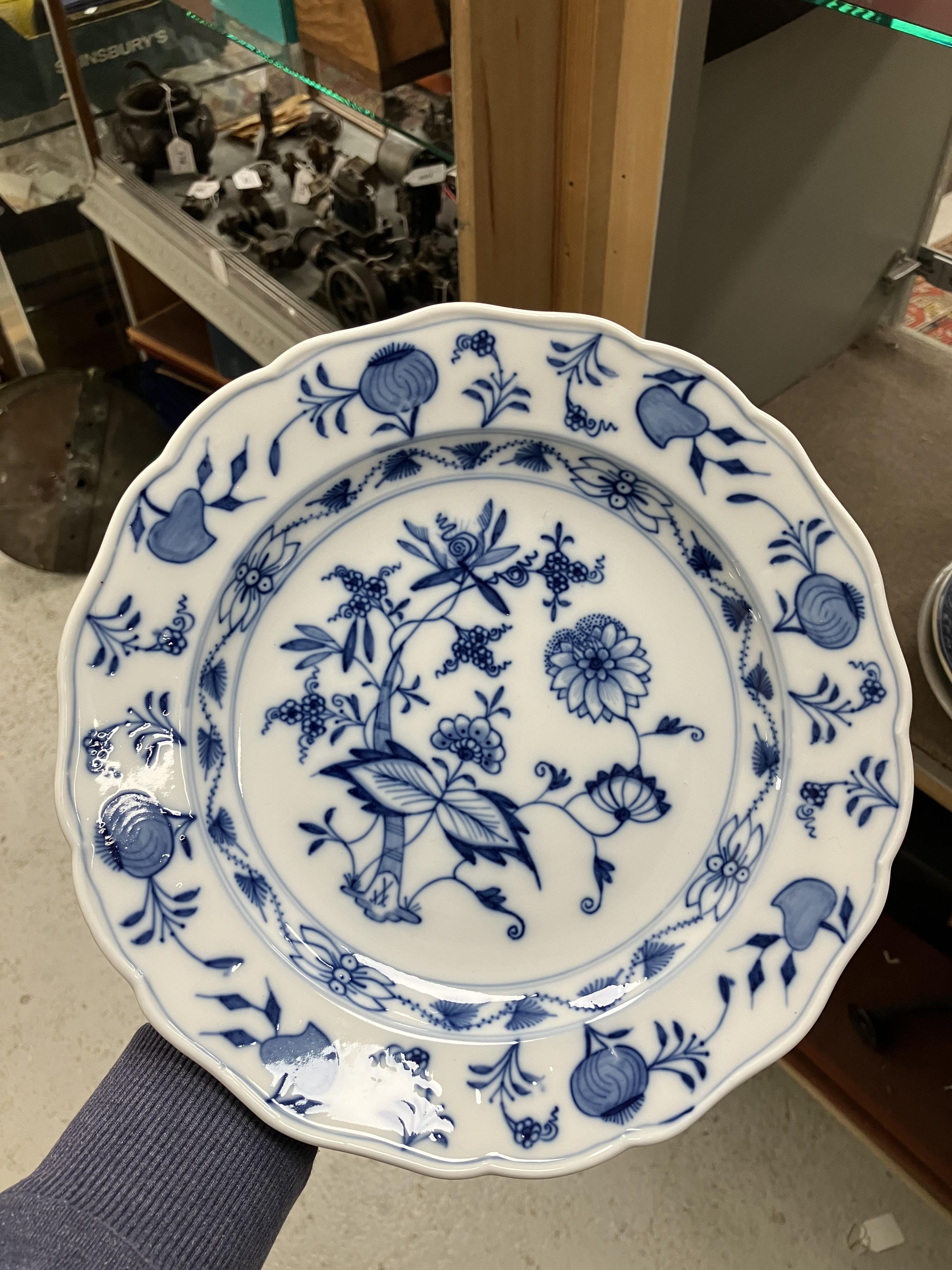 A collection of twelve Meissen "Blue Onion" pattern plates bearing blue crossed swords marks to - Image 10 of 46