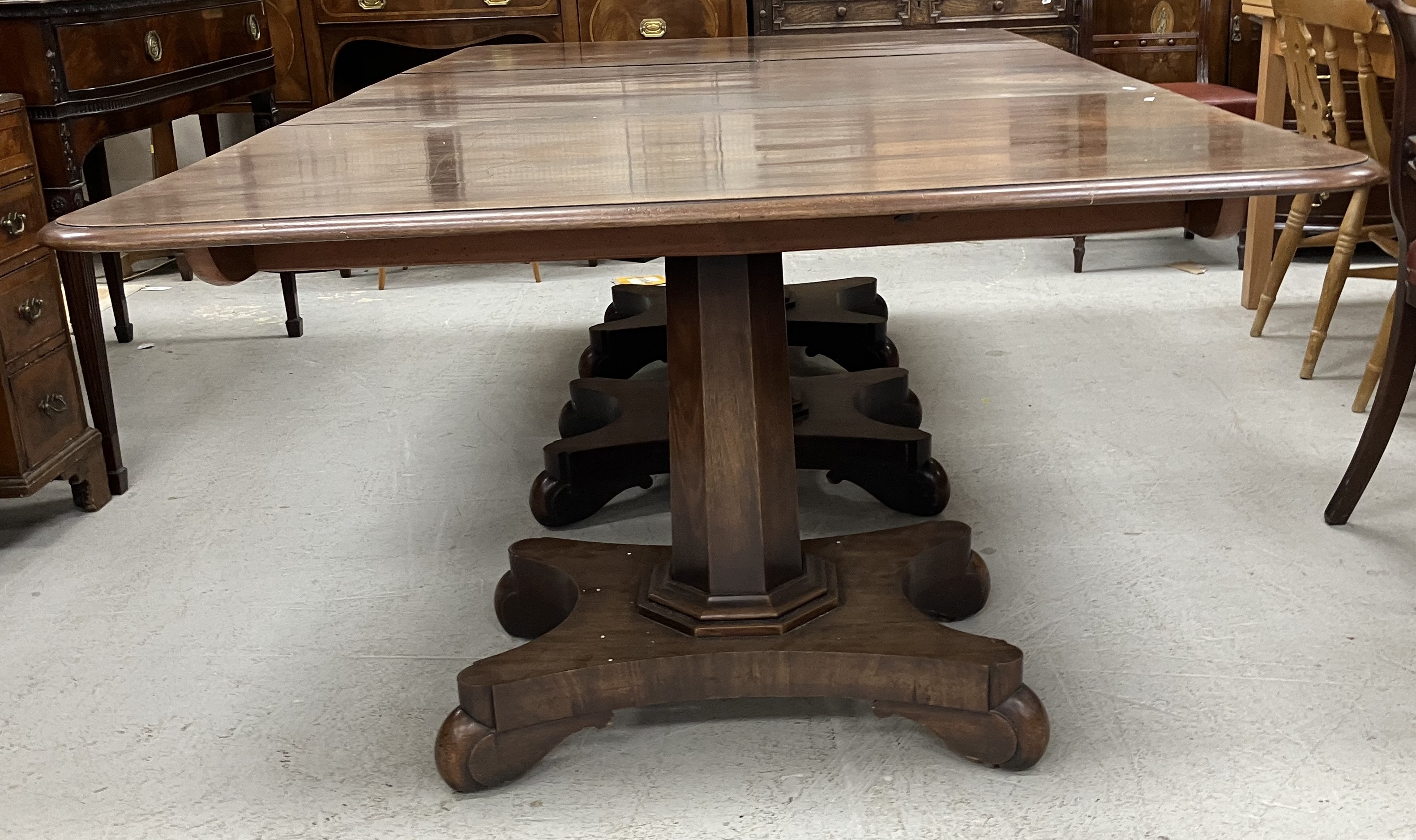 A 19th Century mahogany triple pillar dining table, - Bild 3 aus 38
