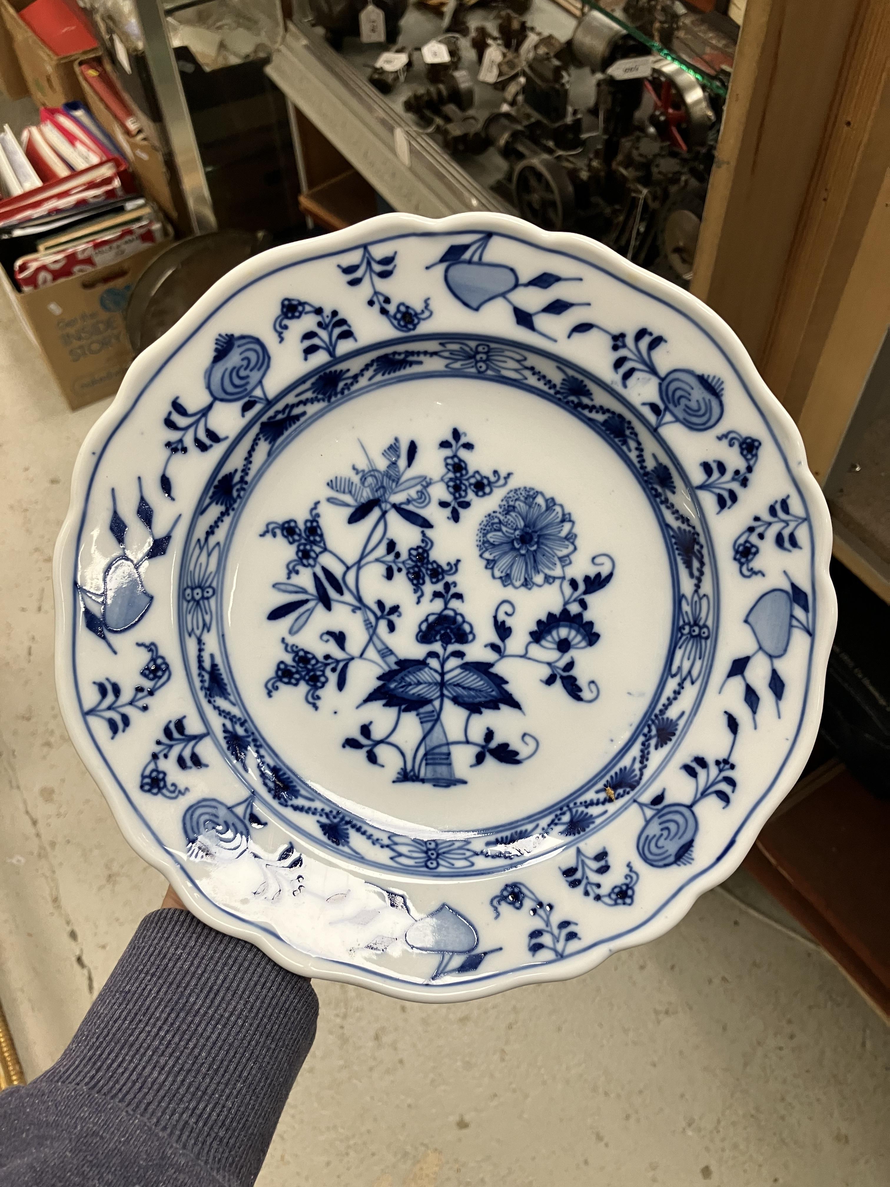 A collection of twelve Meissen "Blue Onion" pattern plates bearing blue crossed swords marks to - Image 22 of 46