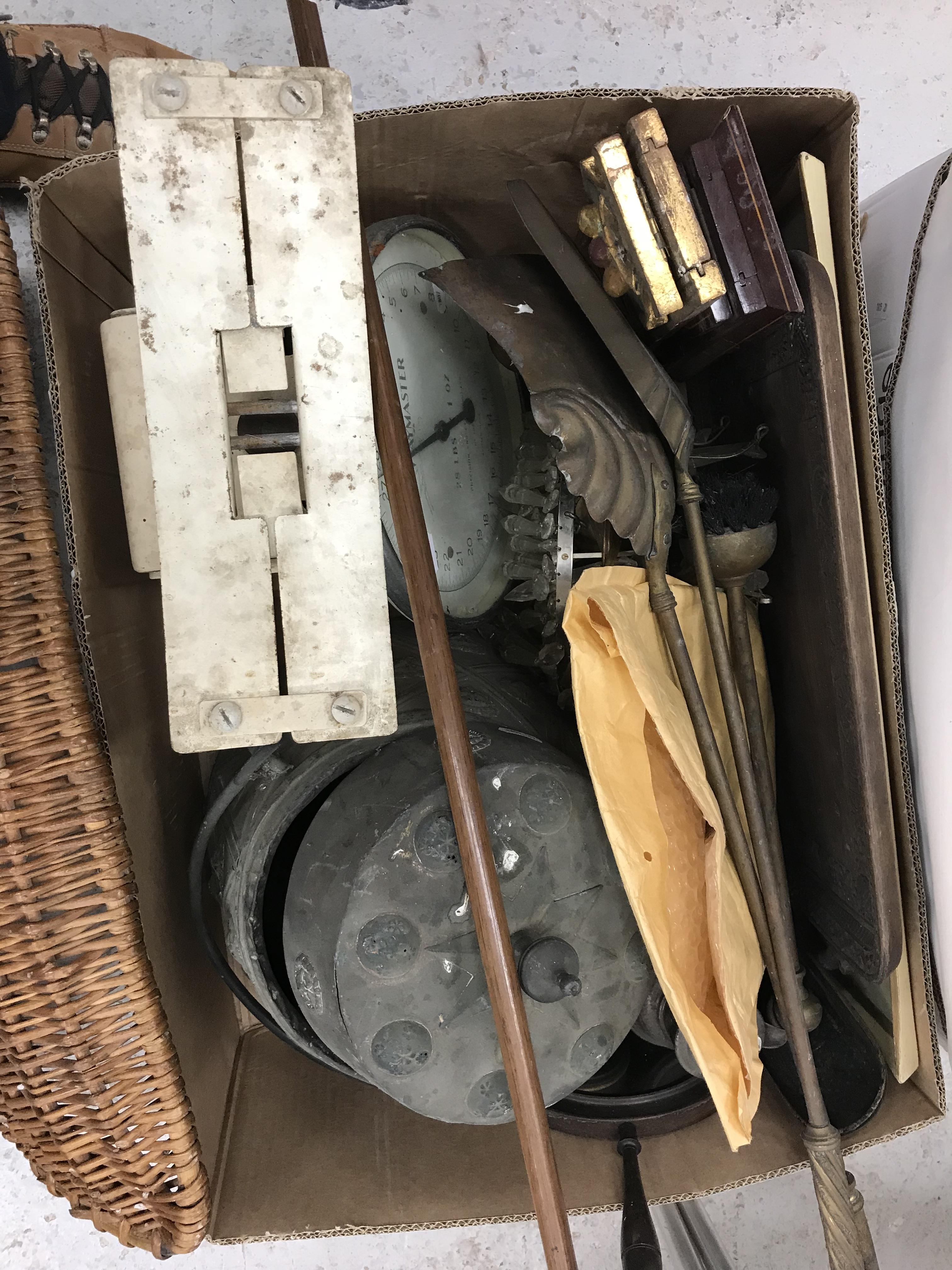 Two boxes containing various sundry items to include a plated table lamp, - Bild 2 aus 5