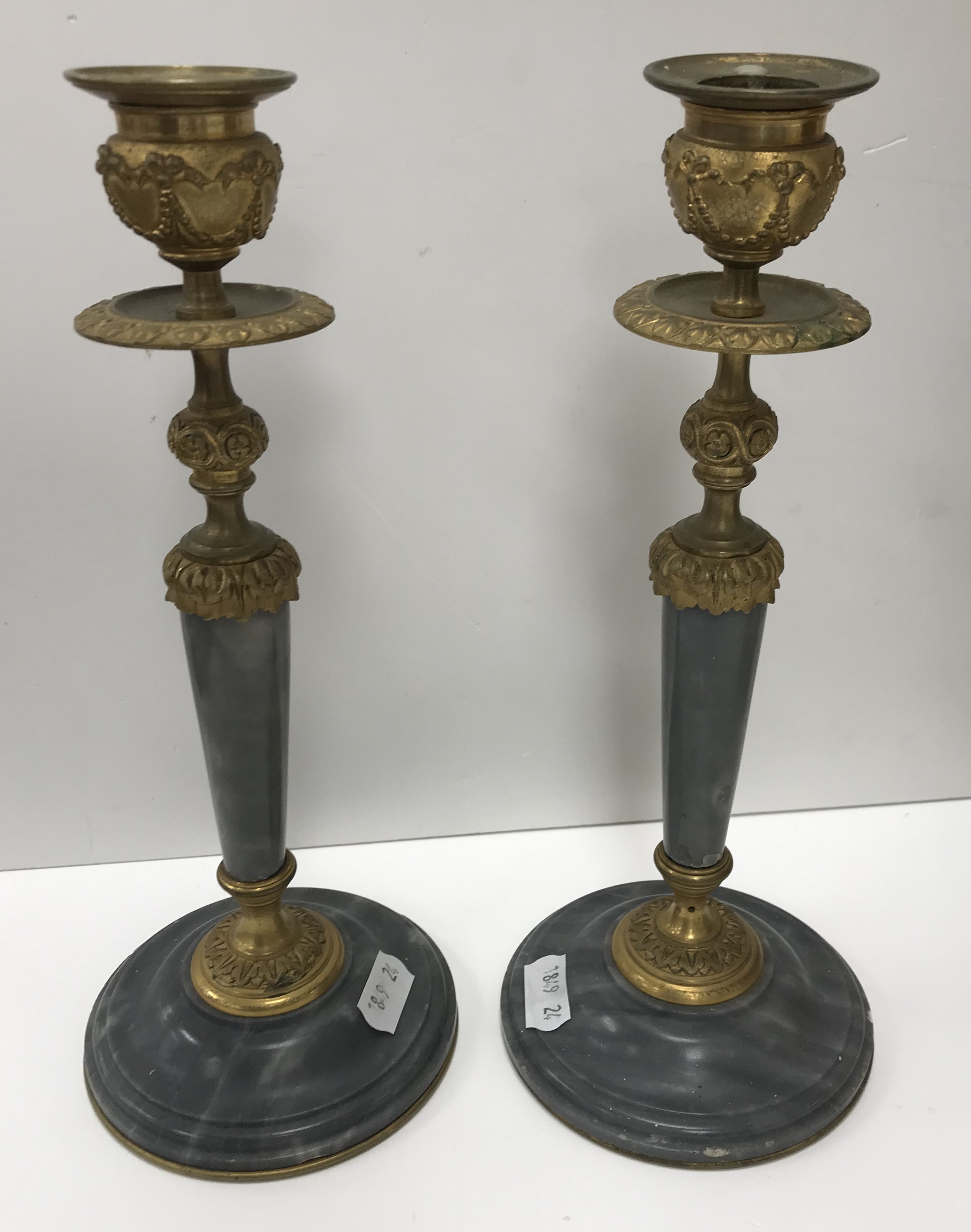 A circa 1900 brass and grey marble cased clock garniture, - Bild 3 aus 4